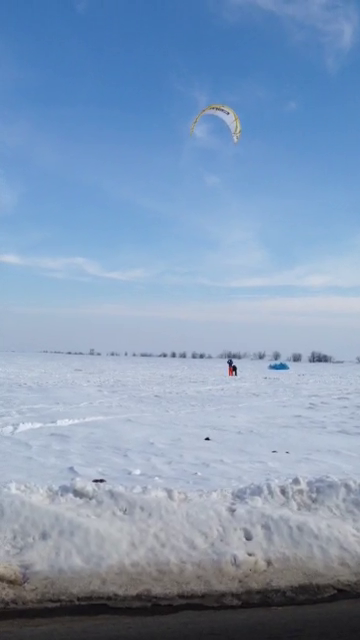 Tinerii au fost priviti de pe margini de mai multi curiosi