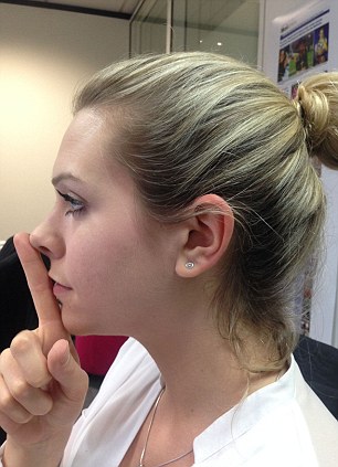 Pentru a afla daca esti frumos sau urat, e suficient sa iti atingi cu buricul aratatorului varful nasului si cu baza acestuia barbia. Daca buzele ating degetul, atunci rezultatul este pozitiv