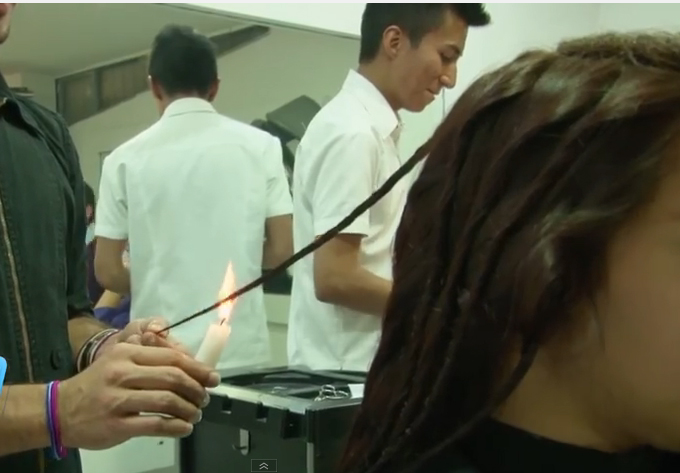 Doamenele si domnisoarele se inghesuie sa se tunda cu lumanarea