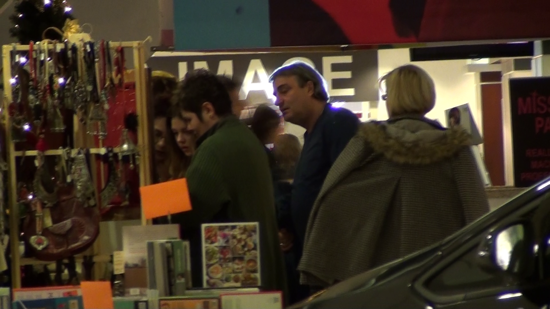 Fostul antrenor al Stelei a cutreierat tarabele impreuna cu familialui