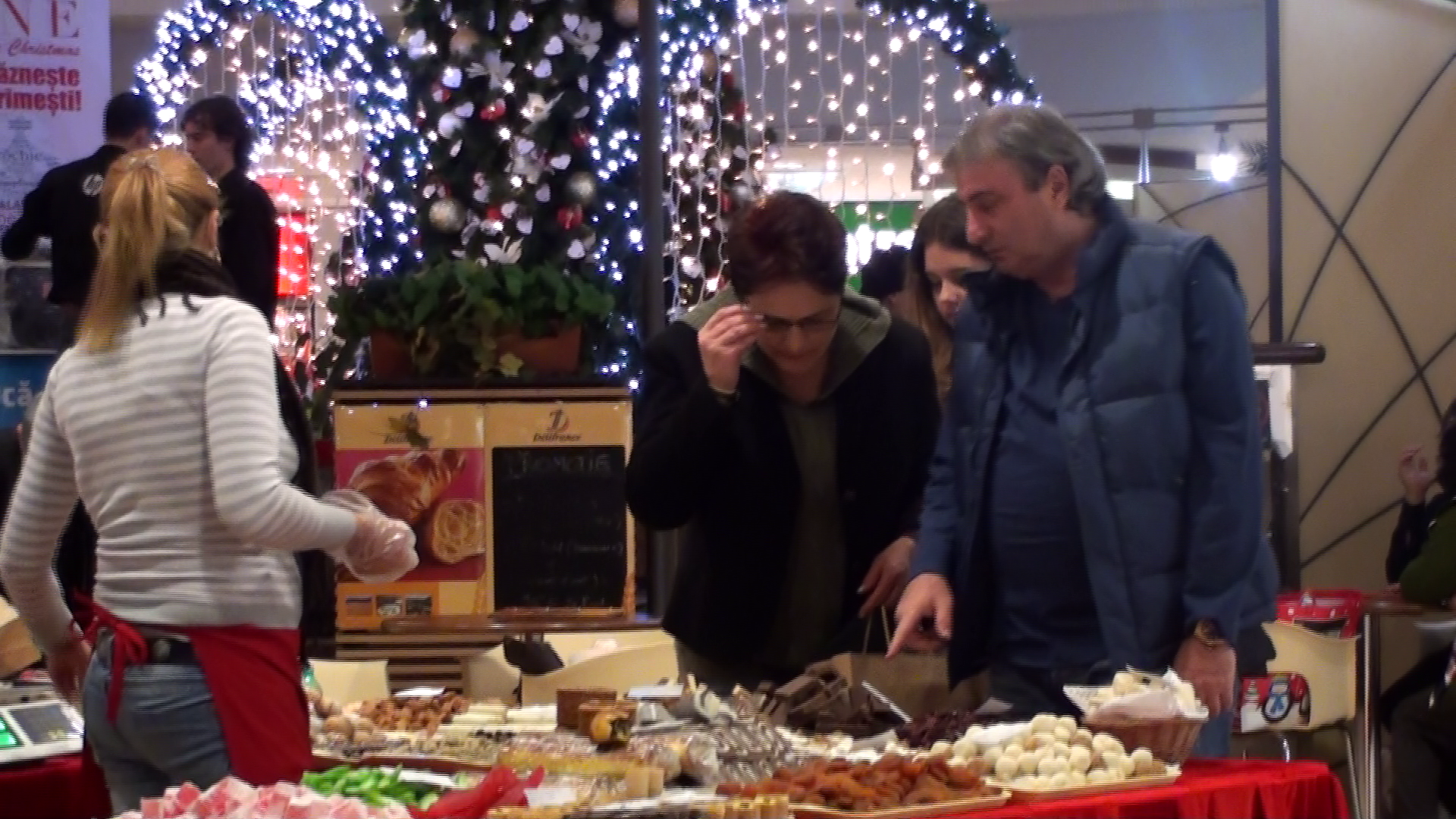 Stoichita si sotia lui analizeaza atent dulciurile facute in casa