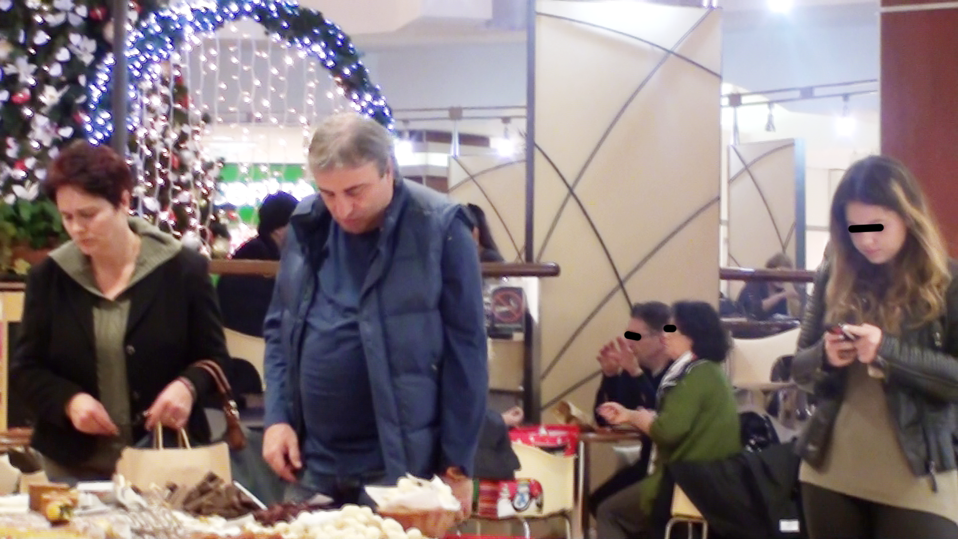 Antrenorul de fotbal inghite in sec in momentul in care priveste dulciurile de pe taraba