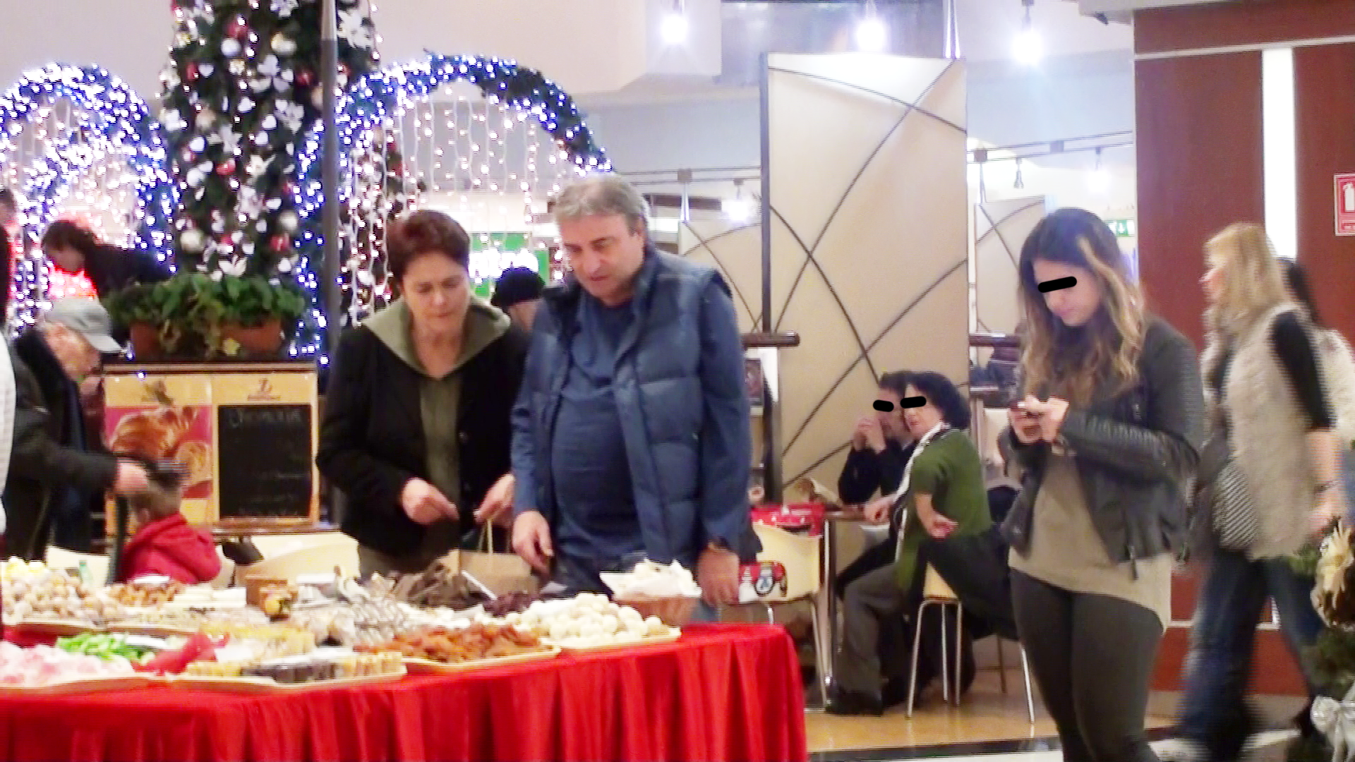 Indecisi, cei doi soti nu isi mai dezlipesc ochii de pe dulciurile facute in casa