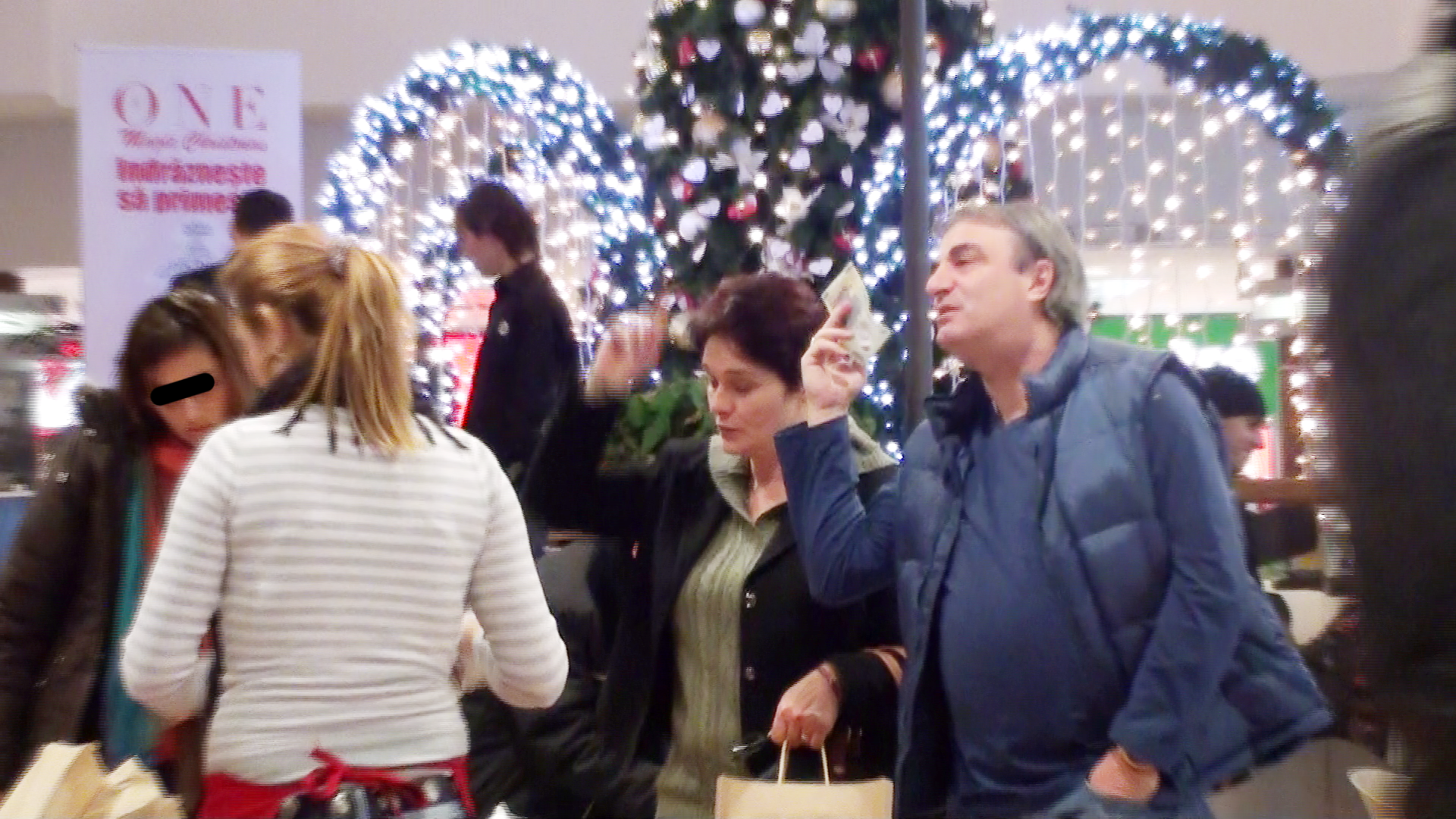 Nervos, Mihai Stoichita ii arata banii vanzatoarei, pentru a veni sa preia mai repede comanda