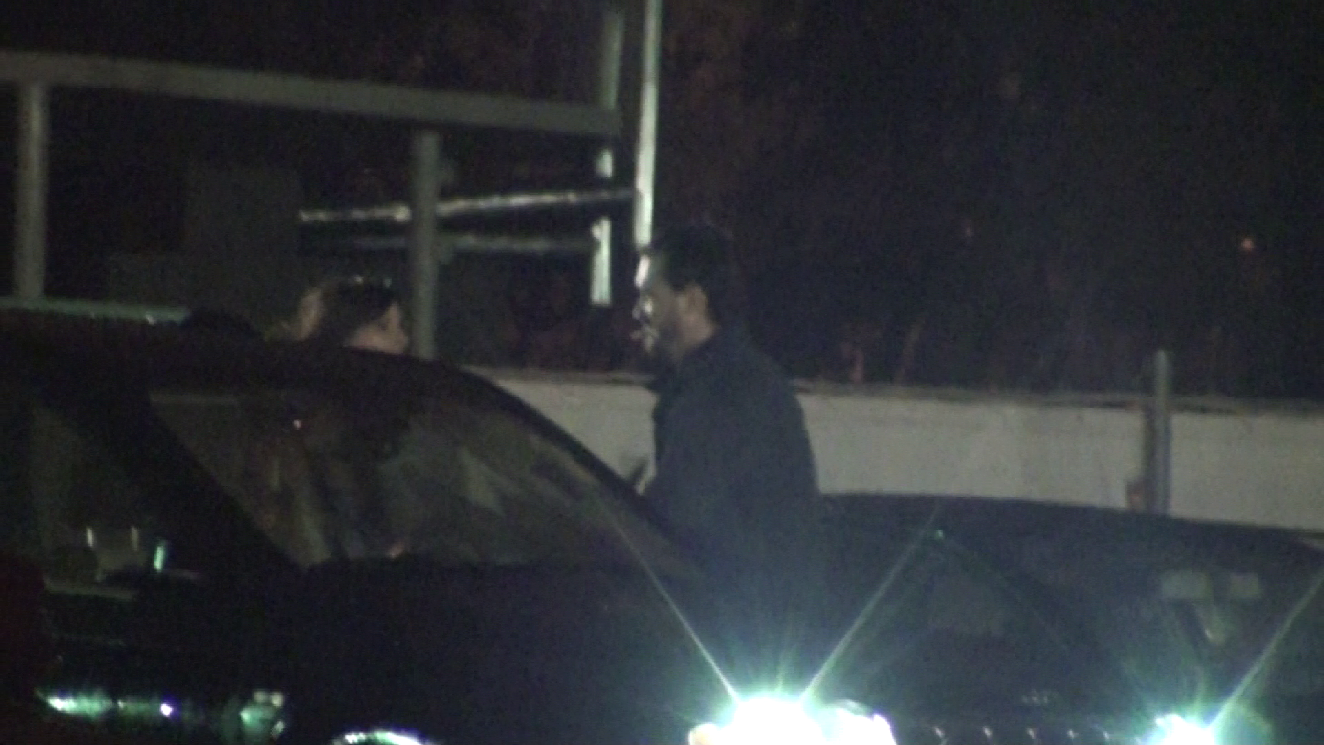 Stamate deschide portiera masinii pentru ca iubita lui sa urce in siguranta