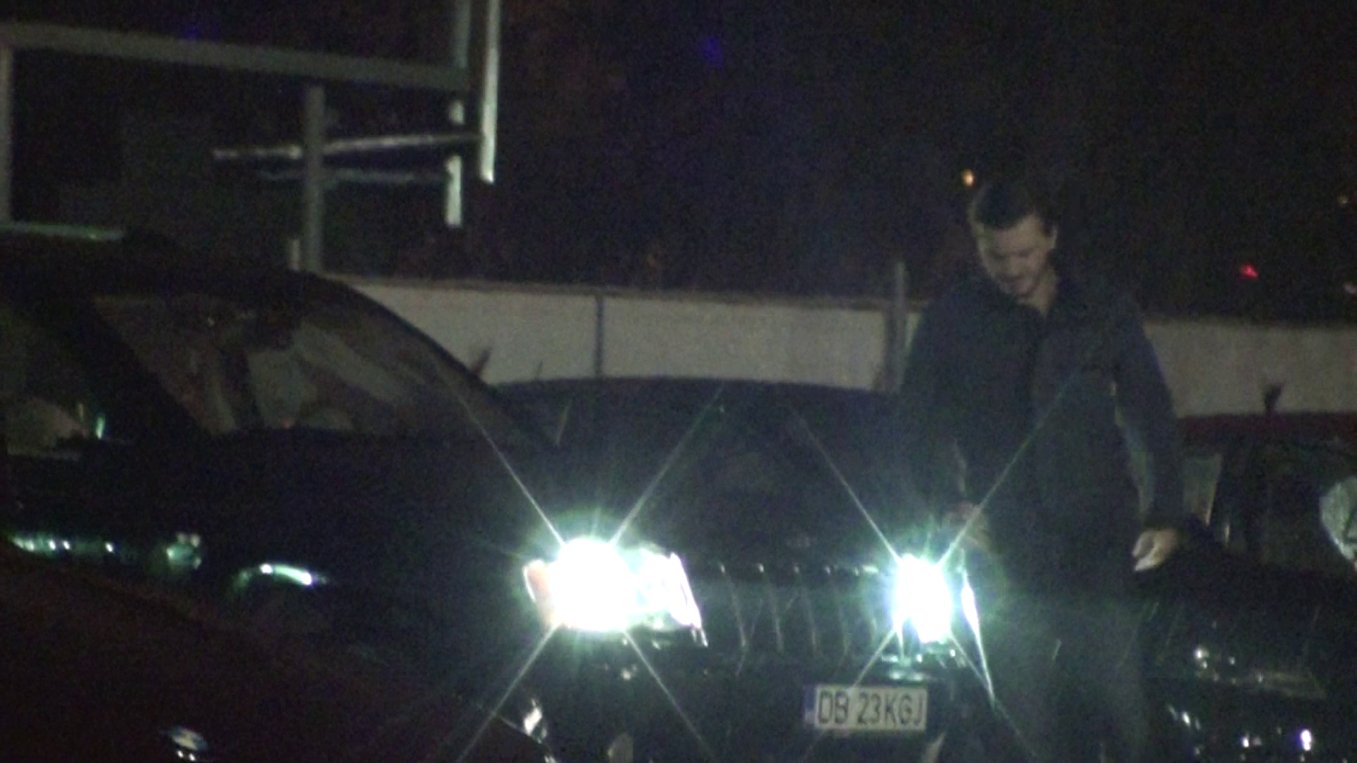 Dupa ce si-a vazut iubita urcata in autoturism, Iulian se indreapta catre locul din dreapta