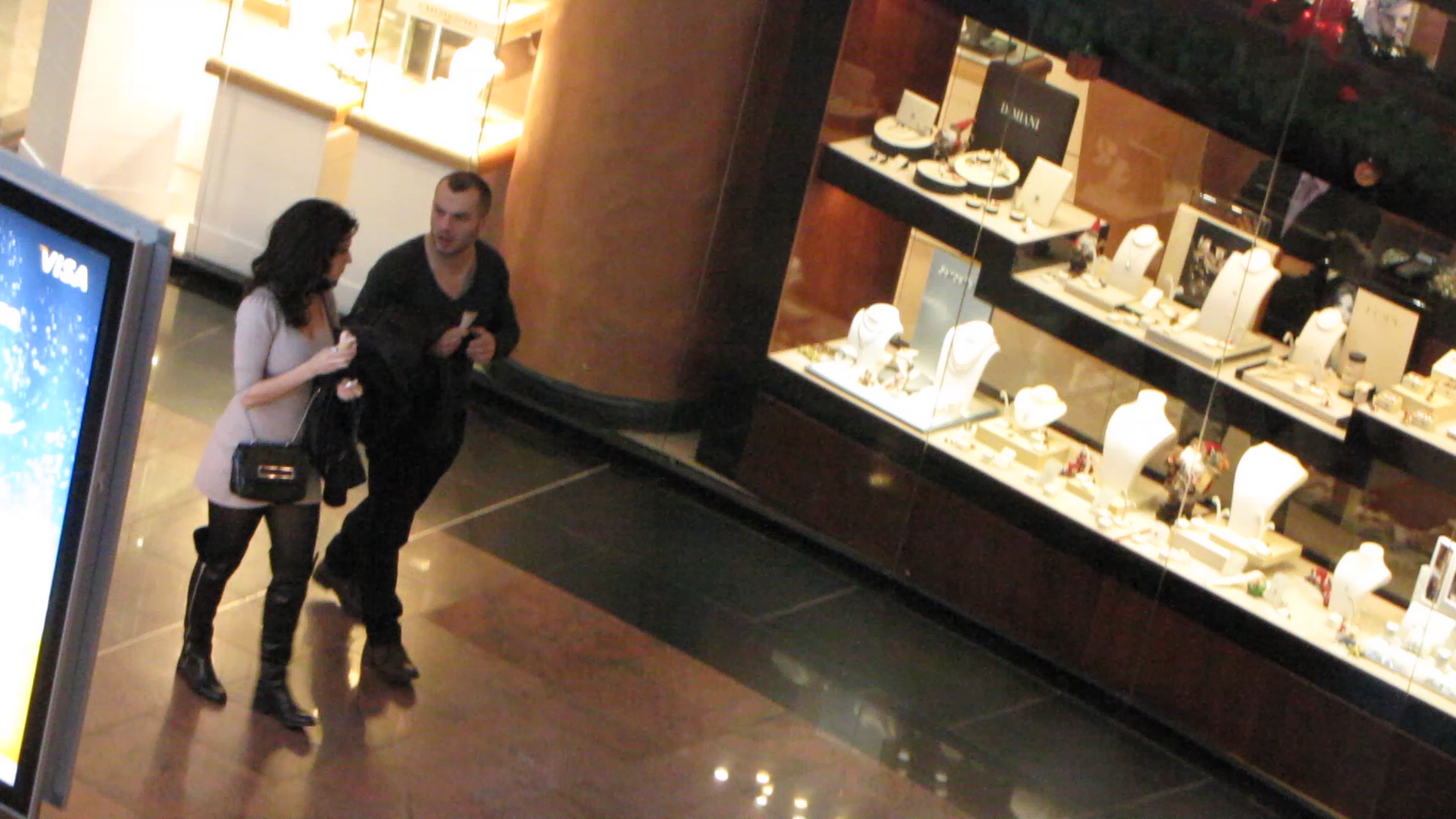 Cei doi se plimba prin centru comercial