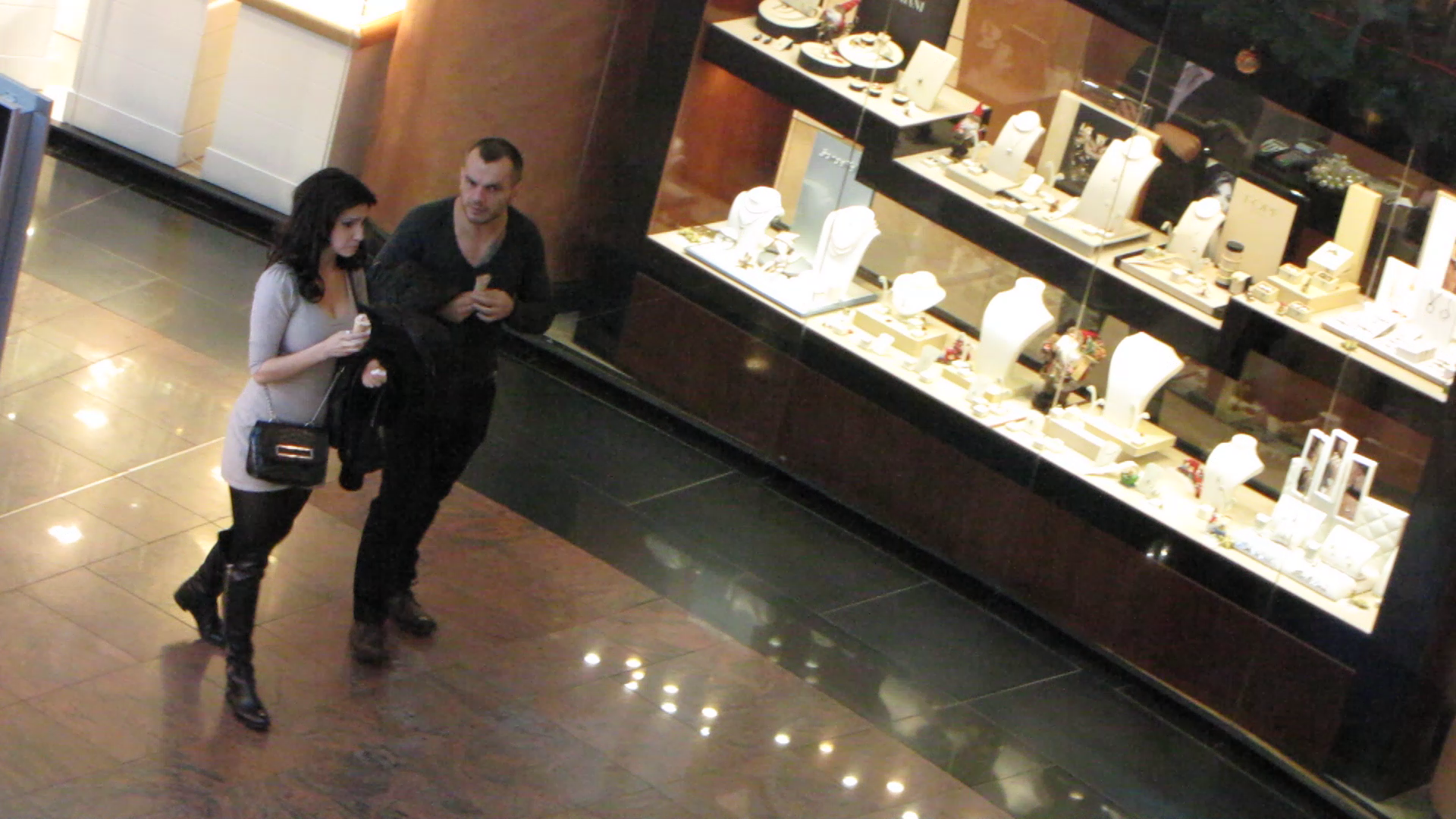 Luptatorul Ionut Atodiresei si-a scot sotia la o inghetata