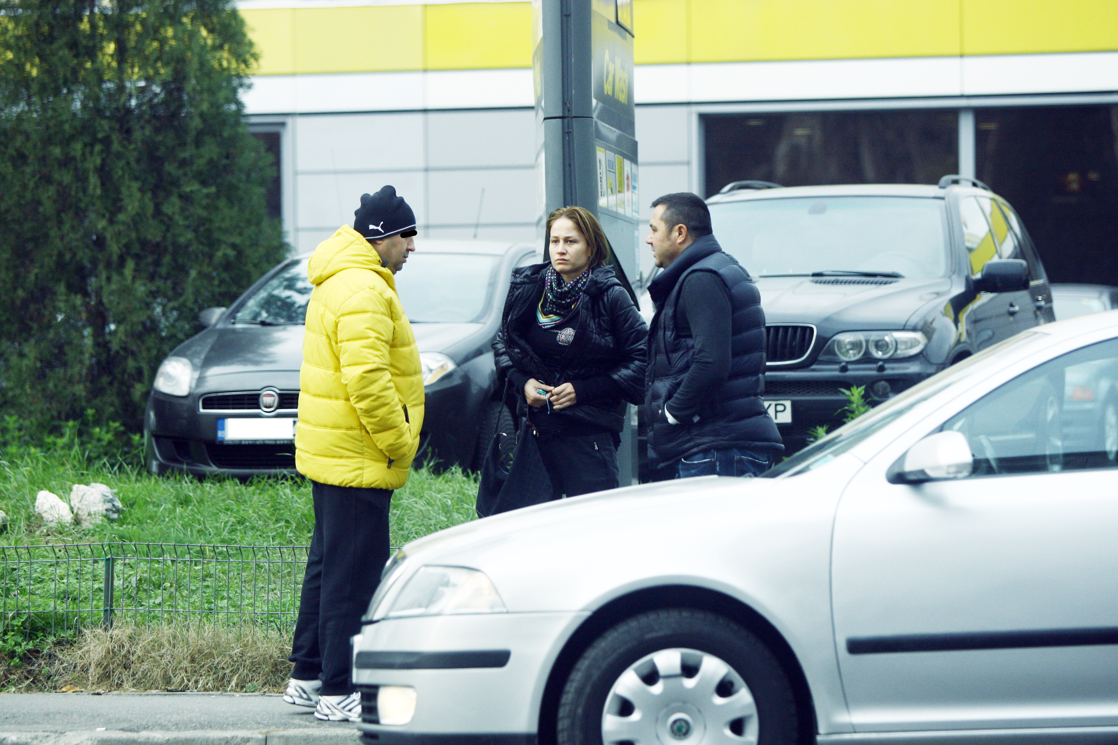 Din cauza unor probleme financiare, cei doi au incercat sa vanda niste lucruri care nu ii mai foloseau sportivului