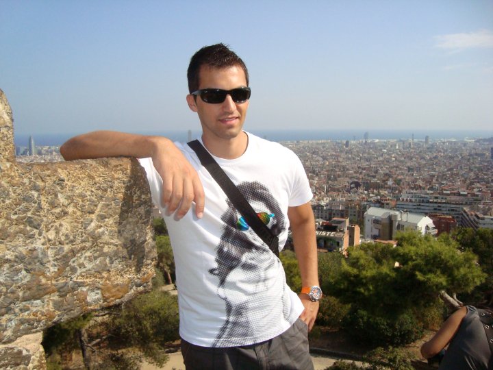 Fratele mai mare al sportivului seamana izbitor cu acesta