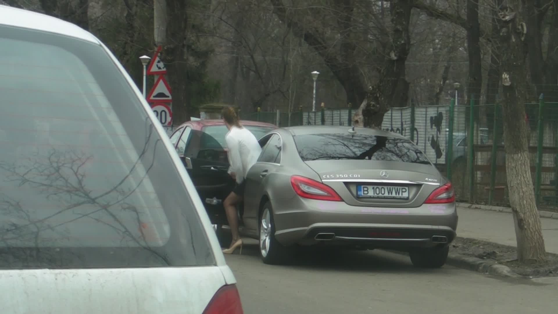 Sportivei i se ridica rochia in momentul in care intra in masina