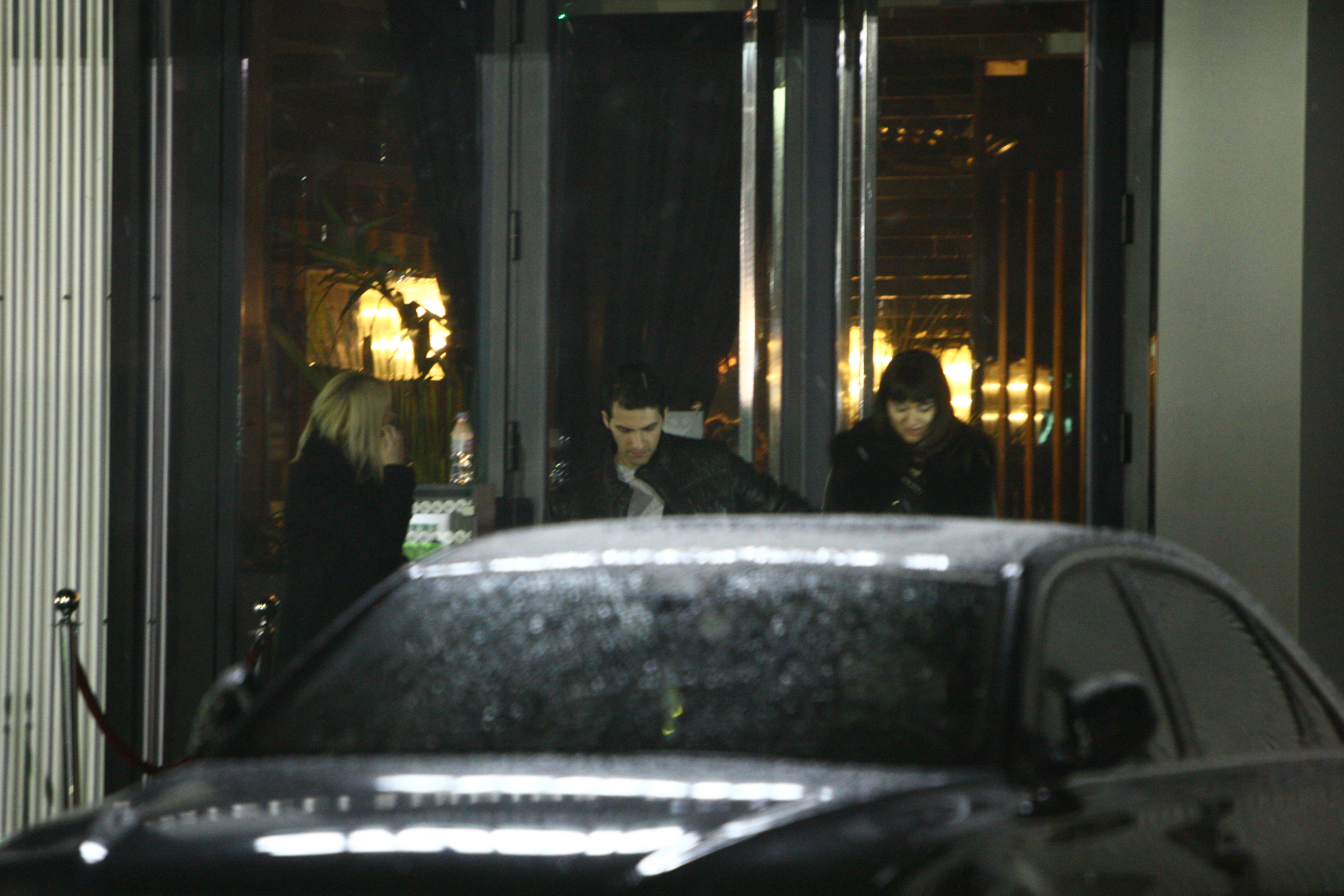 Ca un adevarat gentleman, Andrei nu ii da drumul din mana tinerei care il insotea