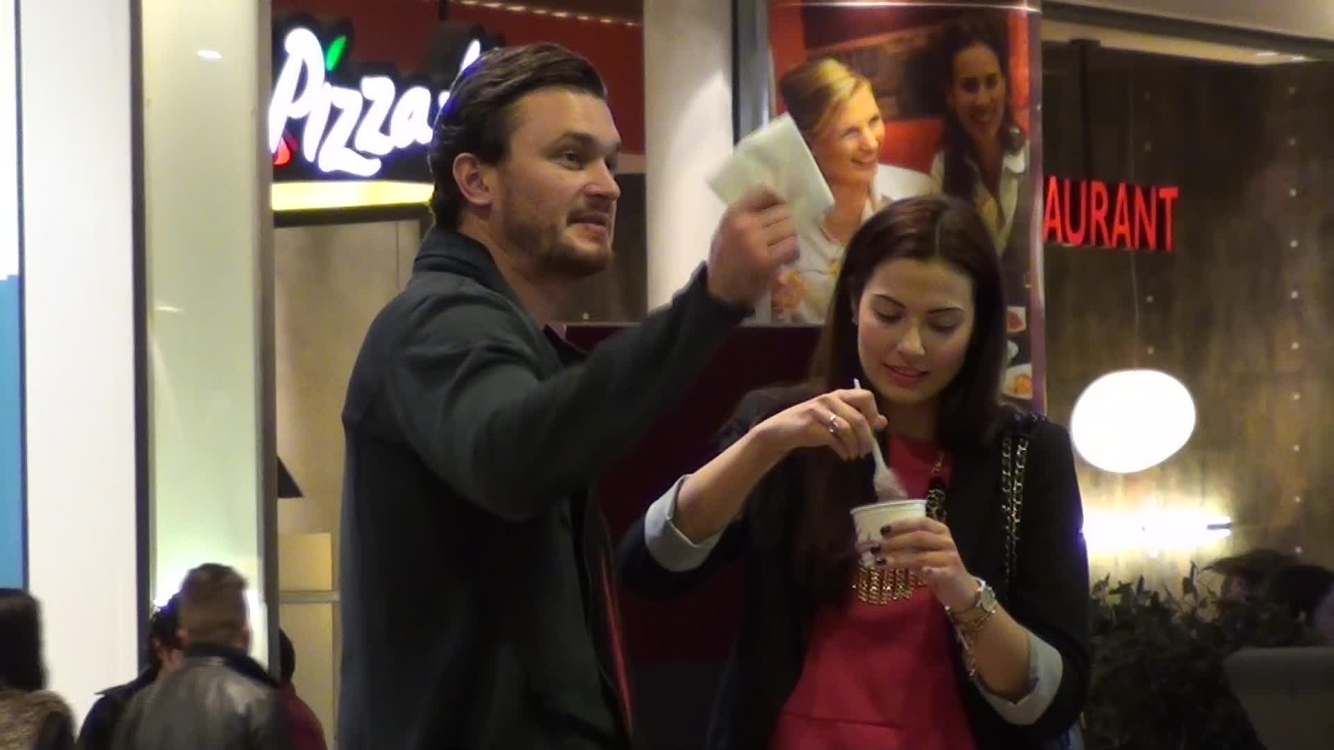 Sportivul ii arata tinerei o cafenea, pentru a merge sa stea linistiti