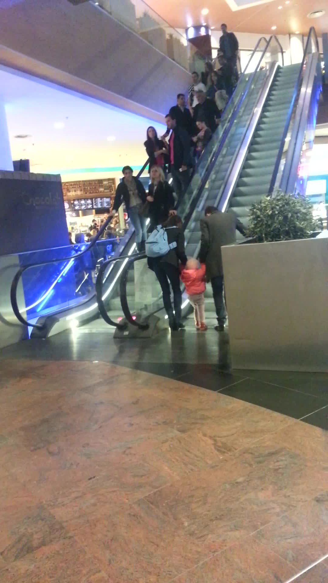 Dupa intalnire cei doi pleaca impreuna spre casa