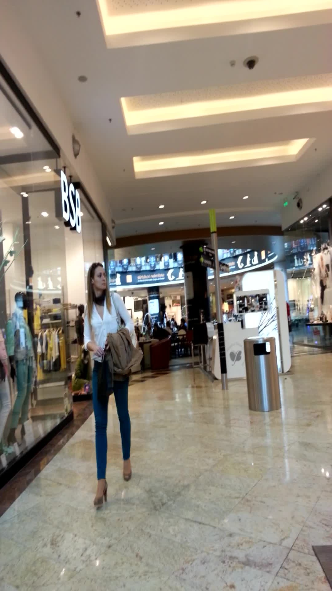 Camelia a mers singura la cumparaturi