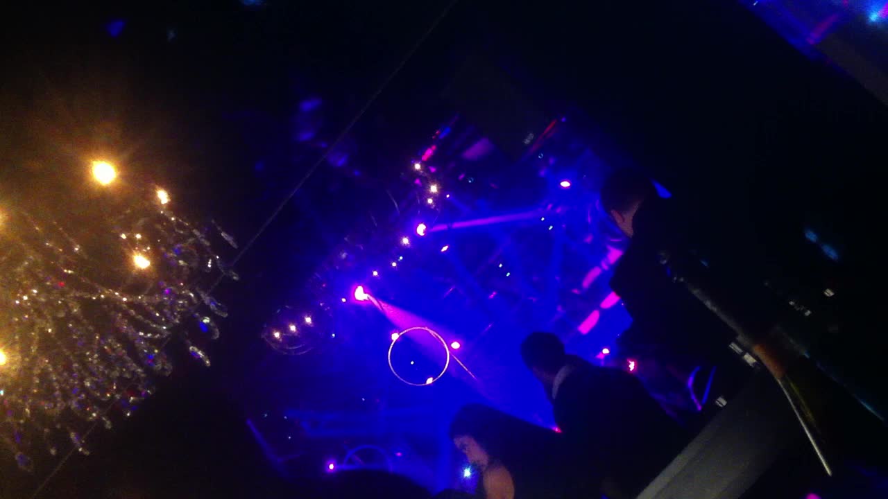 Marius si Lucian dau o raita prin club, pentru a verifica atent dotarile domnisoarelor