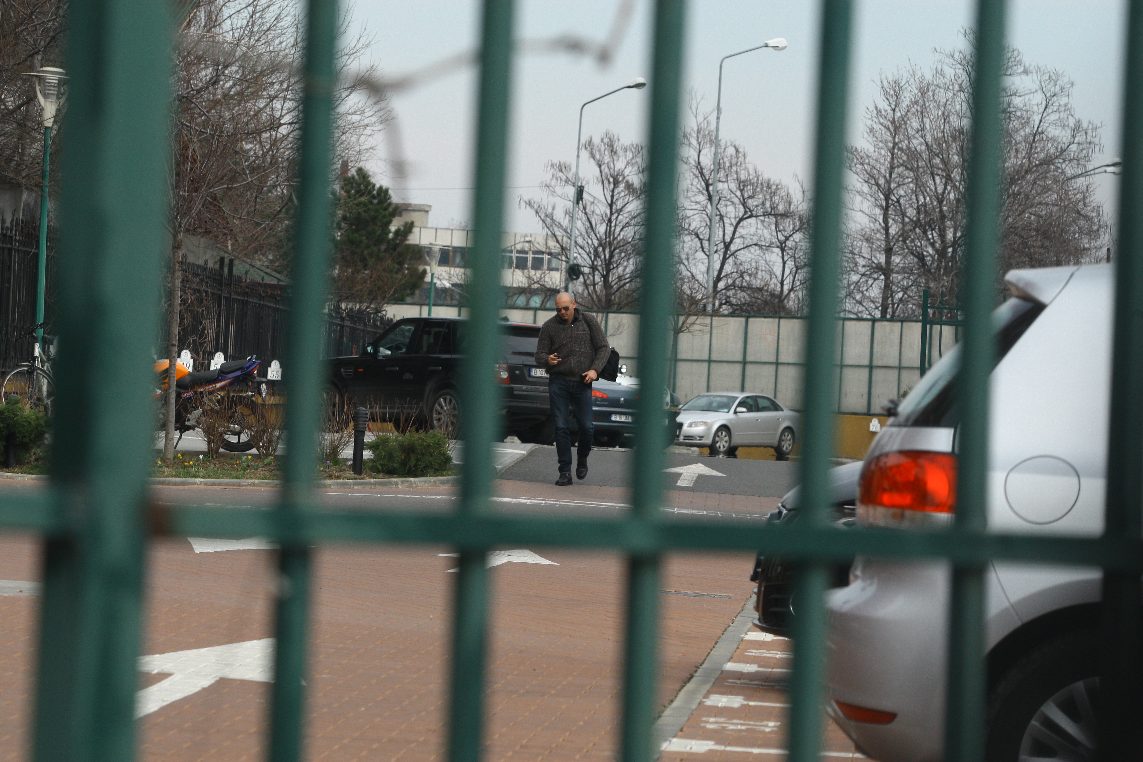 Fostul portar se indreapta grabit spre sala de forta