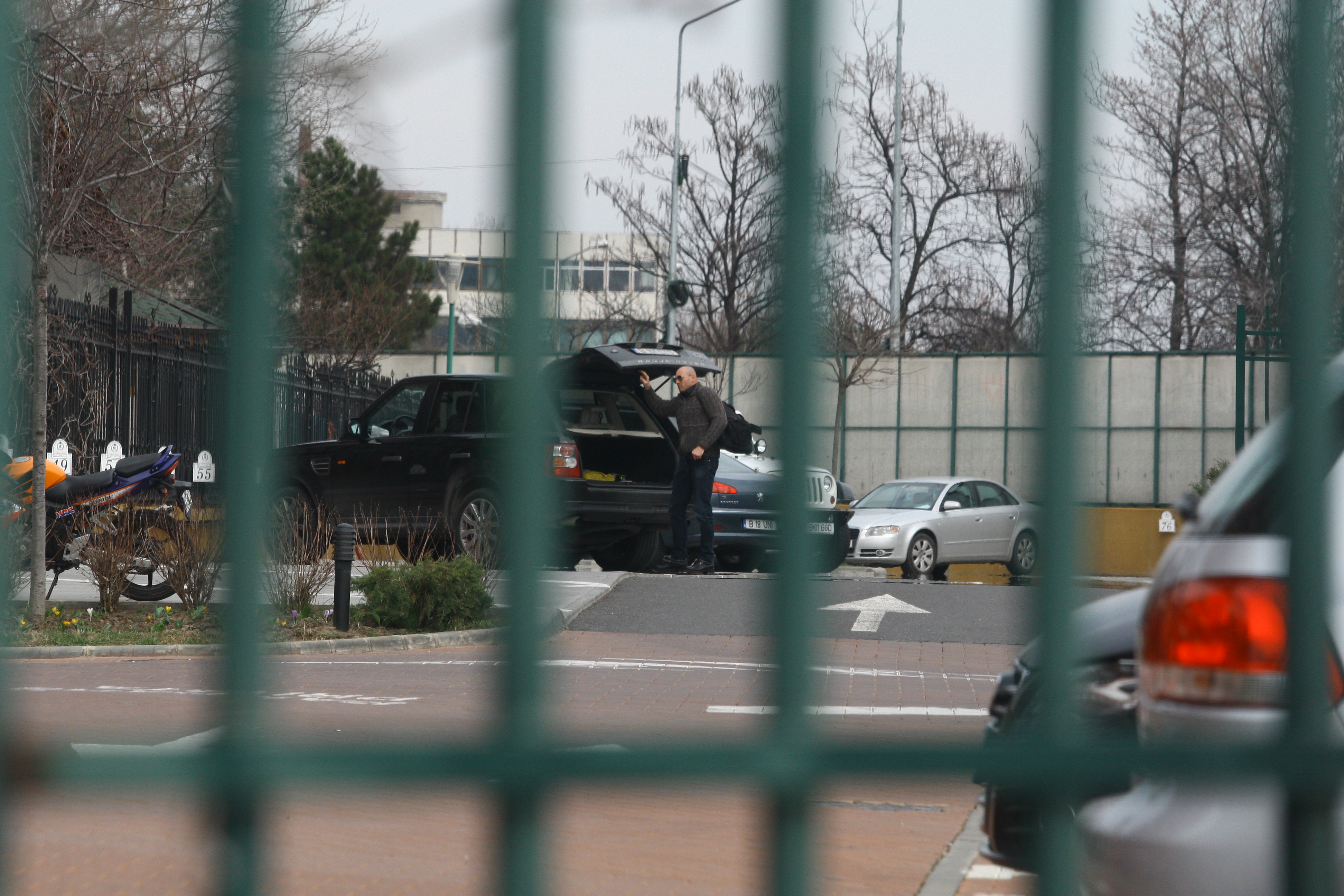 Bogdan vorbeste cateva minute la telefon, dupa care isi scoate echipamentul din portbagaj