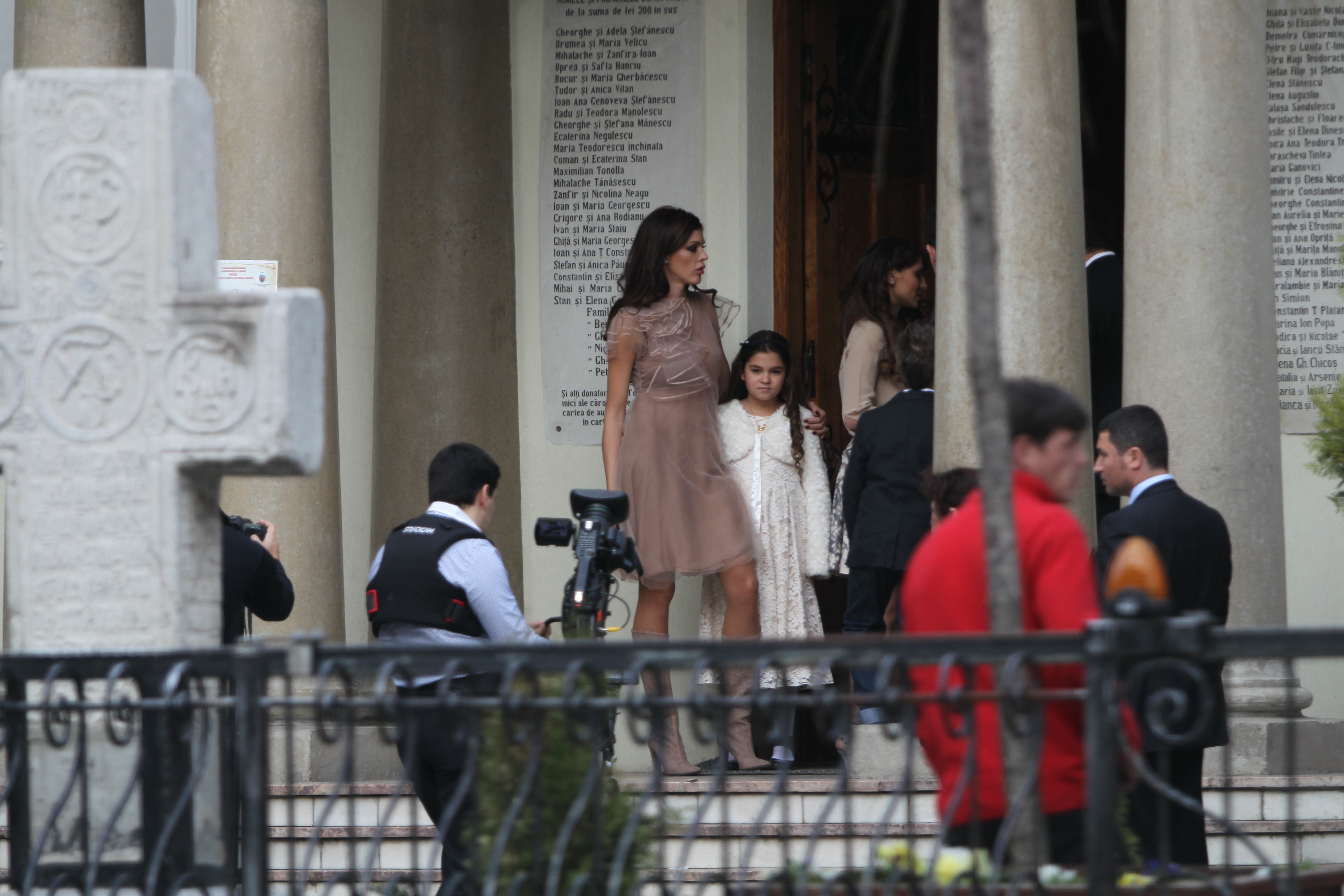 Fostul manechin isi imbratiseaza dragastos fiica vitrega