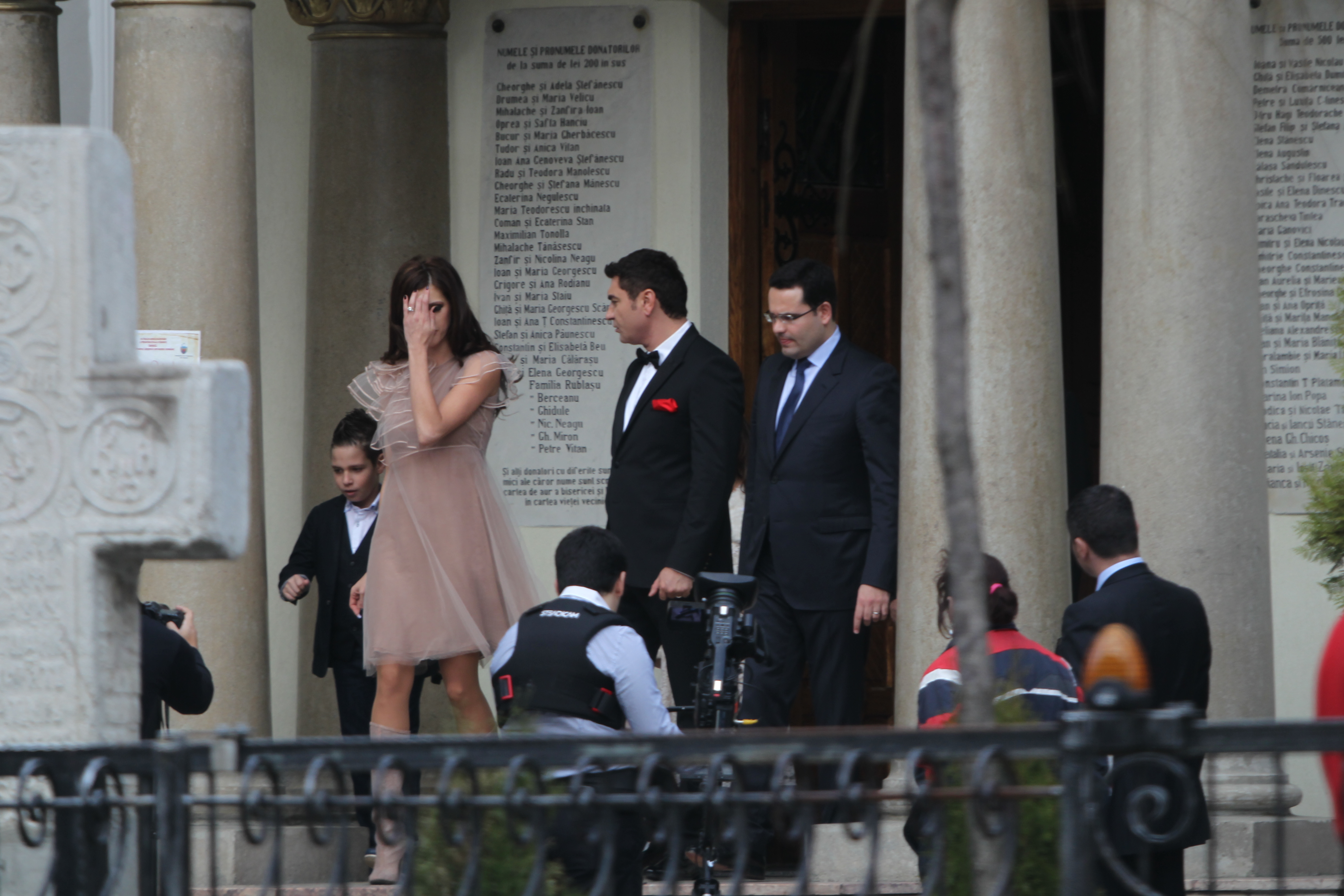 Alina nu il scapa din ochi pe Mihai, fiul in varsta de 10 ani lui Cristi Borcea