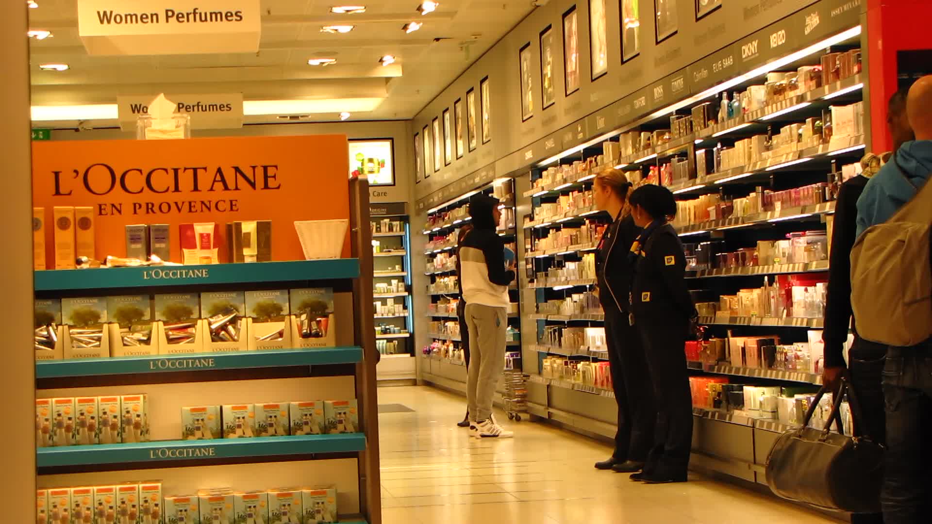 Raul nu s-a putut intoarce cu mana goala la sotie, asa ca s-a oprit intr-un duty-free, pentru a-i cumpara un cadou