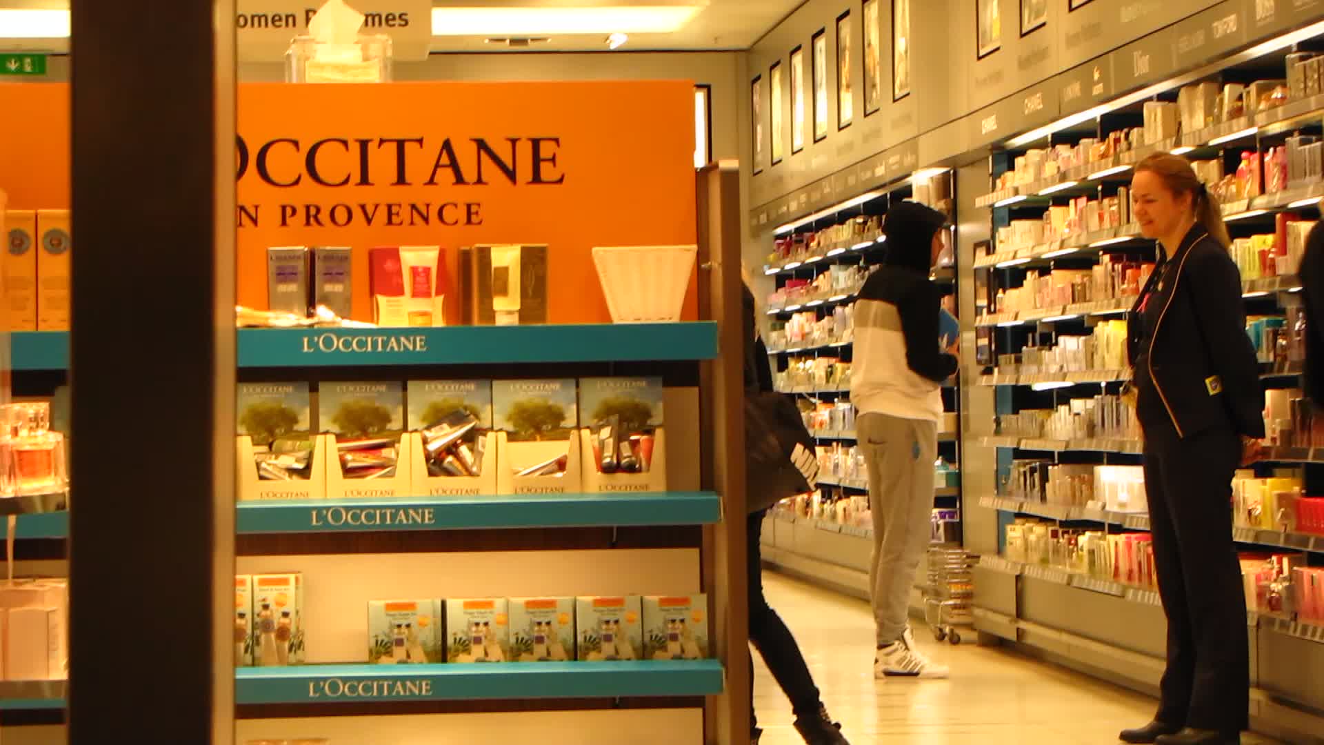 Fotbalistul Stelei vrea sa-i daruiasca sotiei un parfum, insa nu stie ce sa aleaga