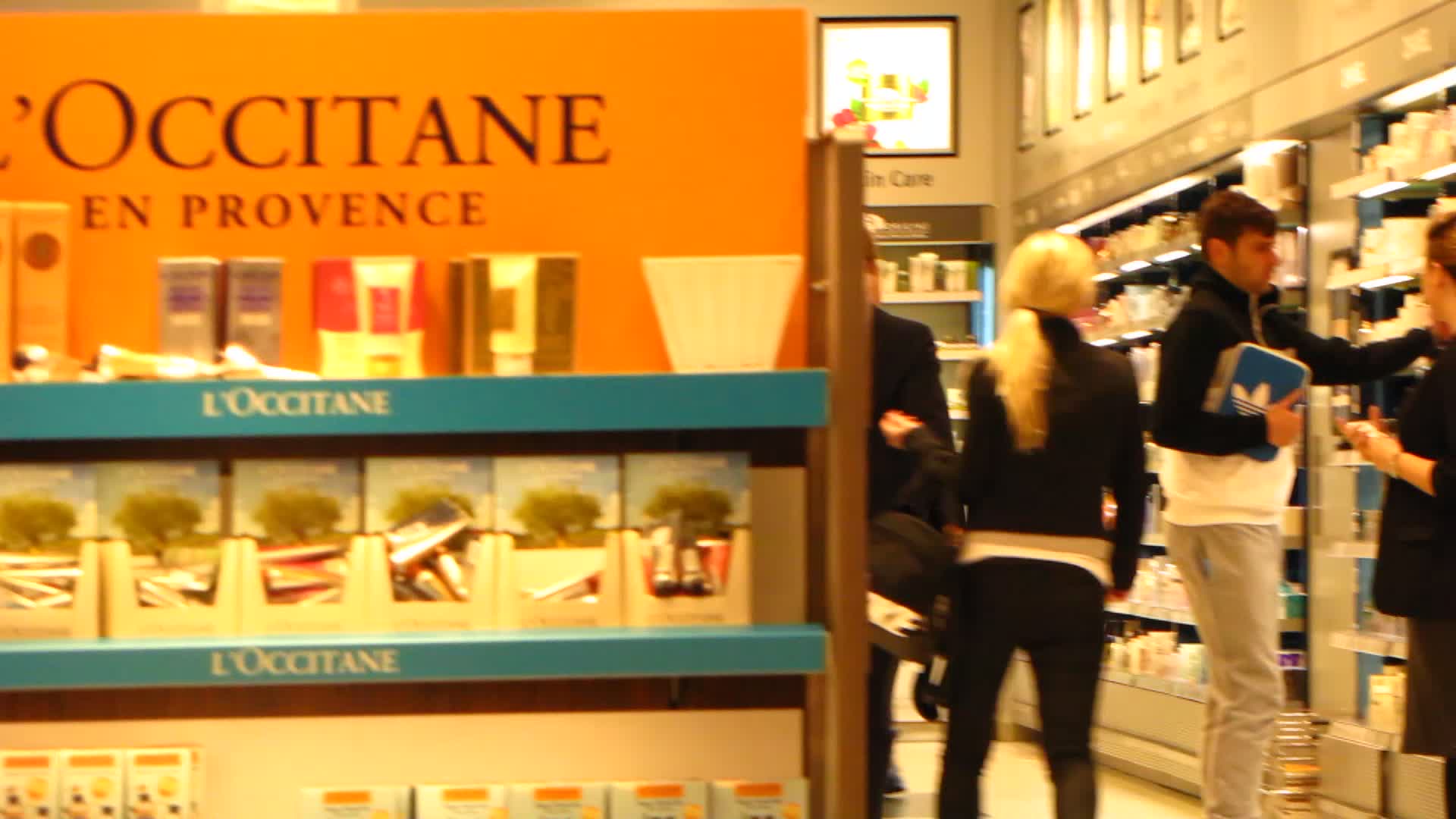 Dupa ce este ajutat de o angajata, Raul alege un parfum, pe care il si cumpara