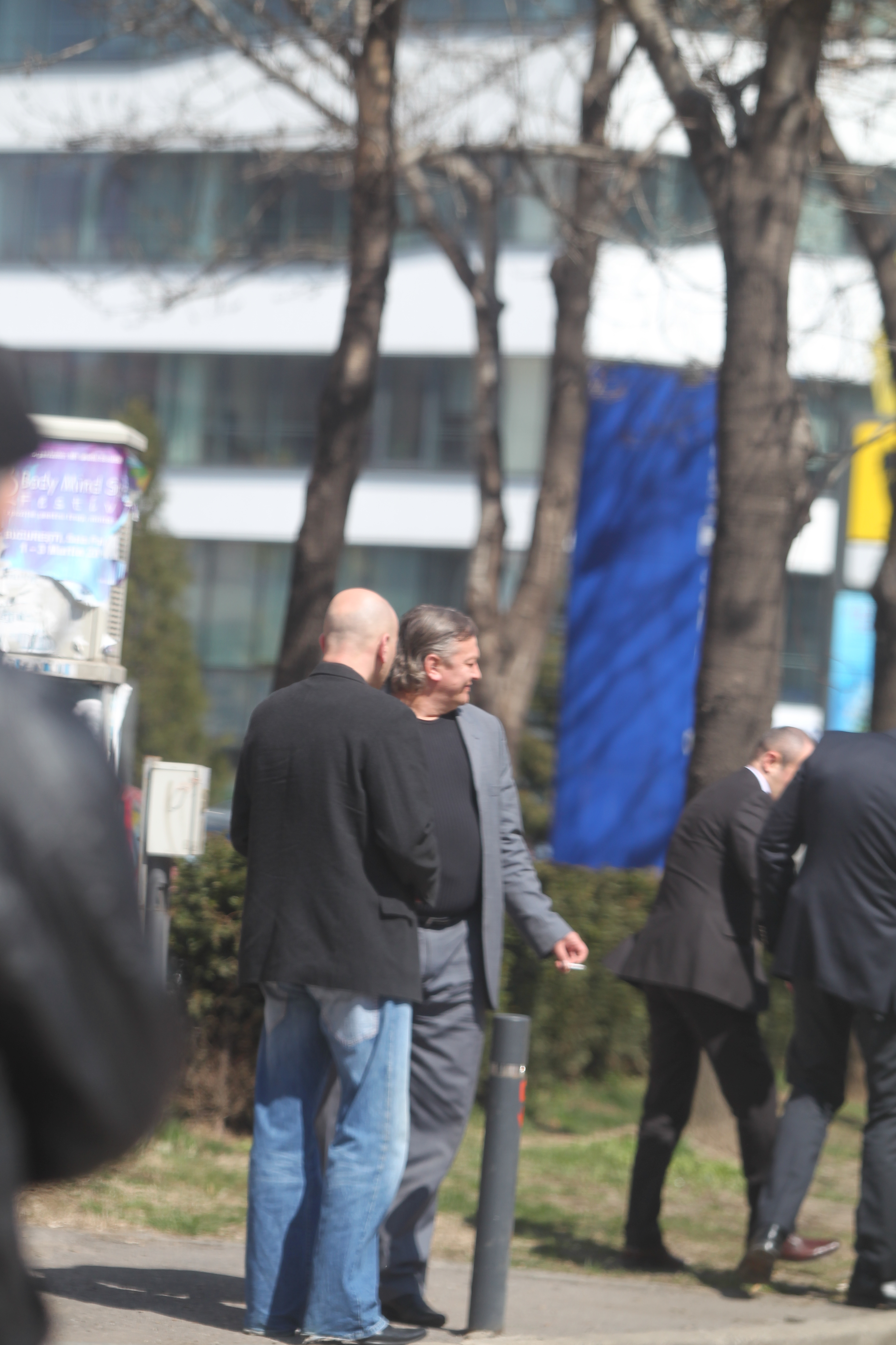 Fostul fotbalist isi iese din minti si incepe sa tipe in plina strada