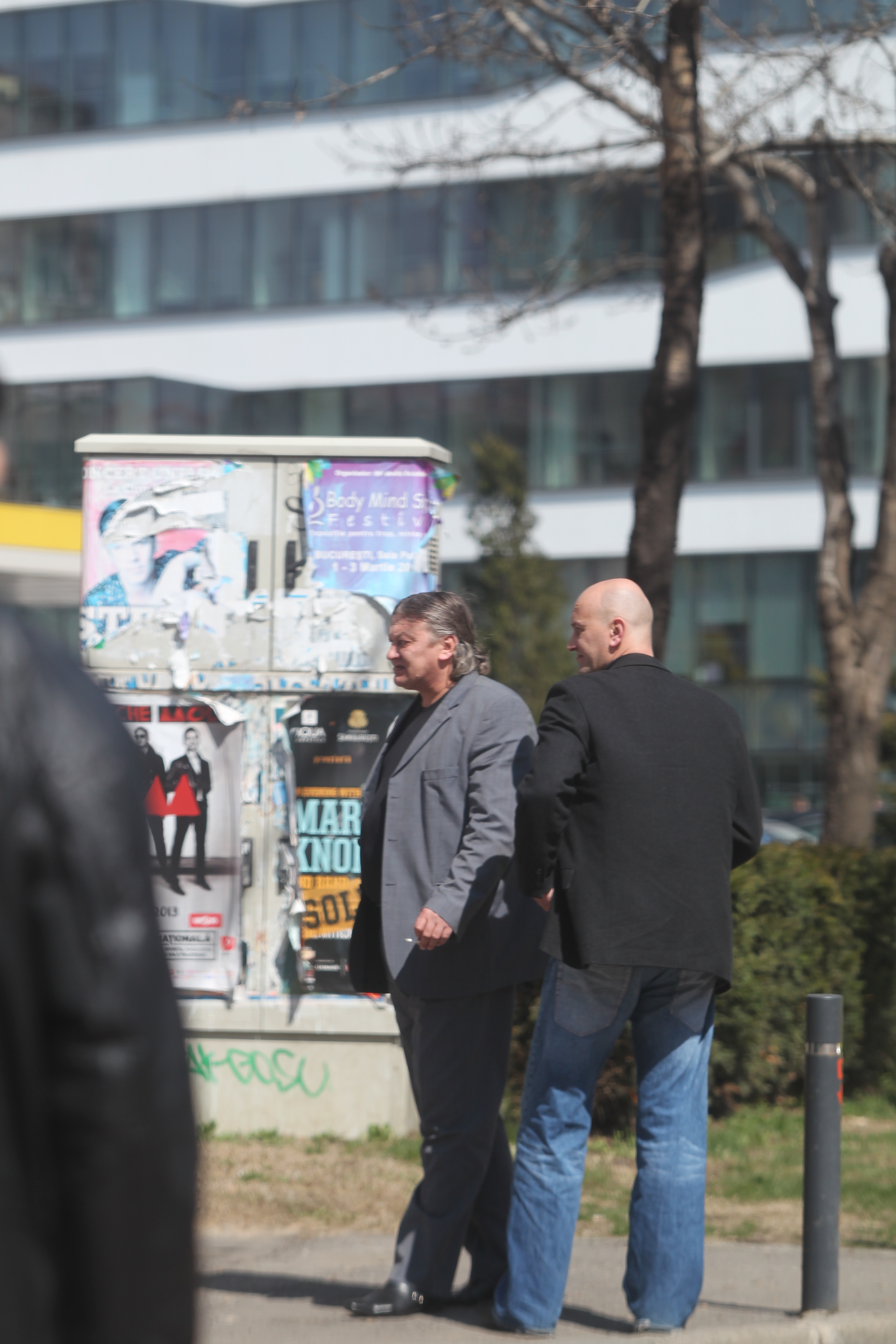 Fostul fotbalist fumeaza tigara dupa tigara, in timp ce prietenul sau incearca sa il calmeze