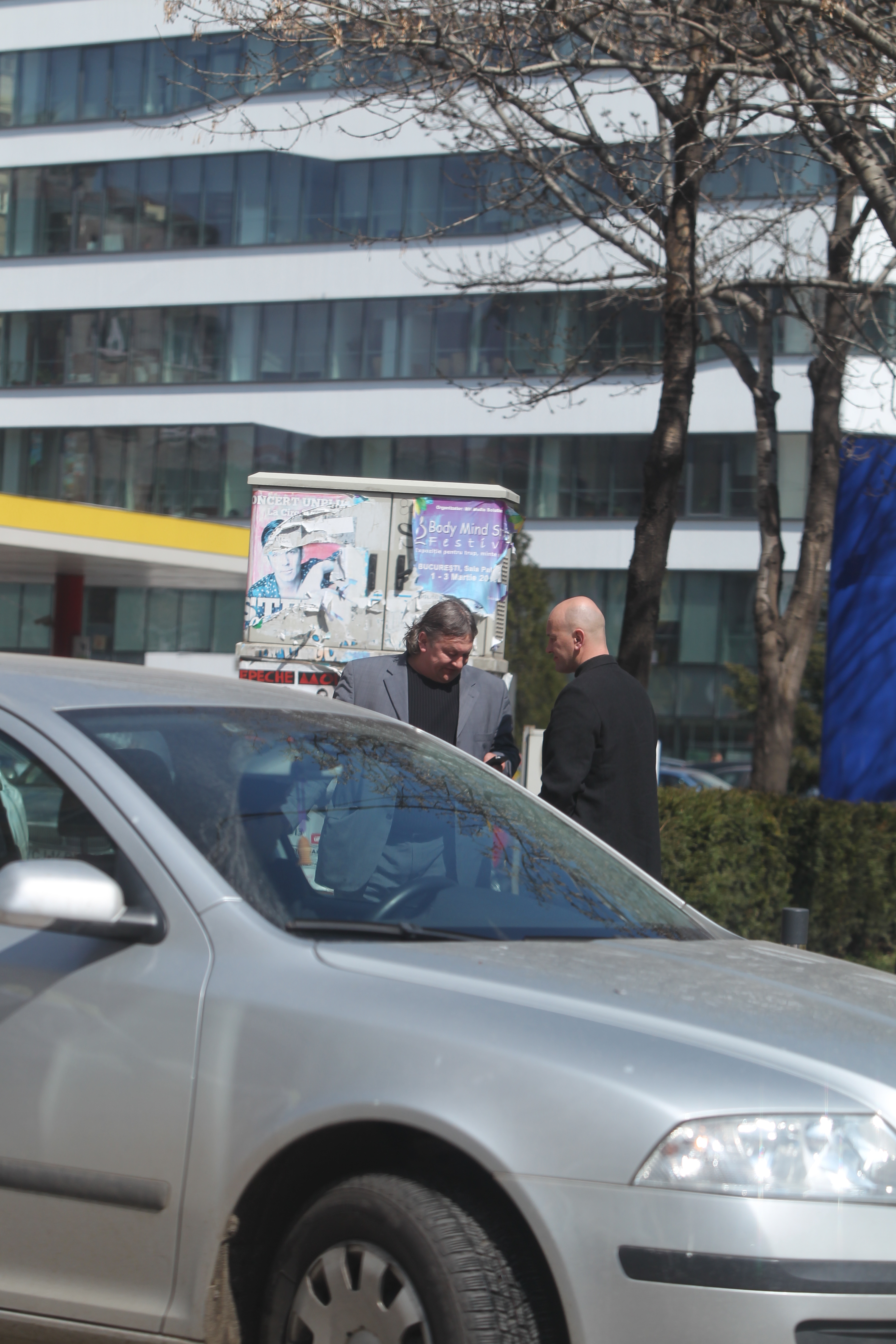 Fosta vedeta a nationalei de fotbal nu a lasat telefonul din mana, asteptand probabil un apel important