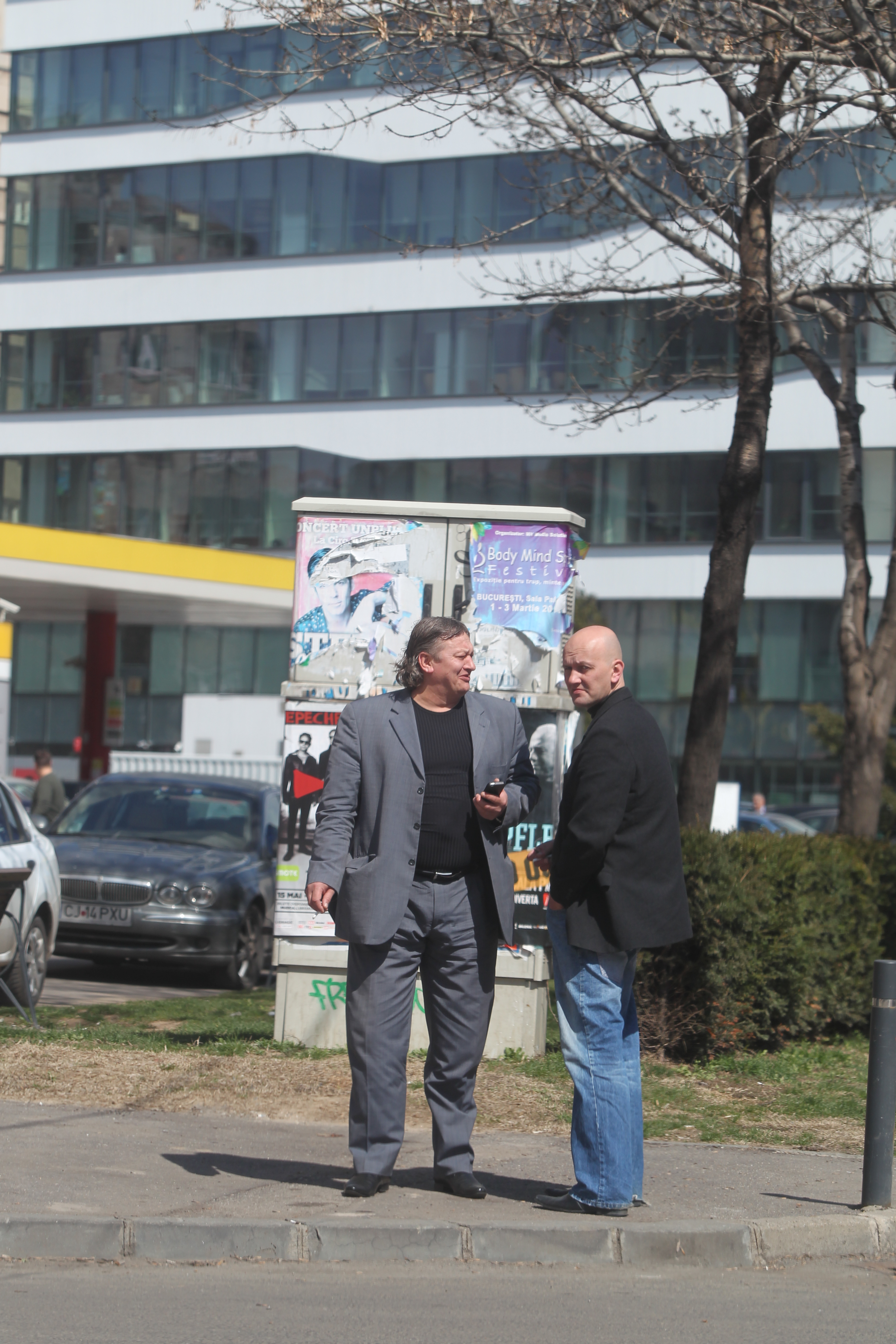 Fostul fotbalist incearca sa se calmeze, facand glume cu amicul sau