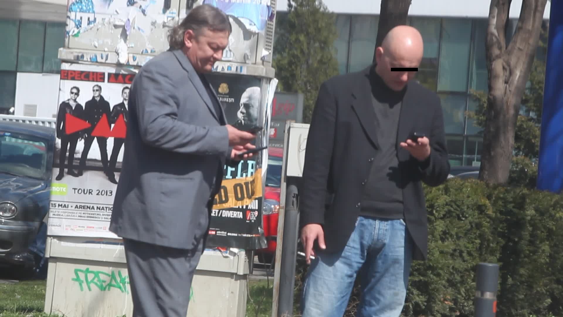 La un moment dat, Lupu da mesaje de pe ambele telefoane