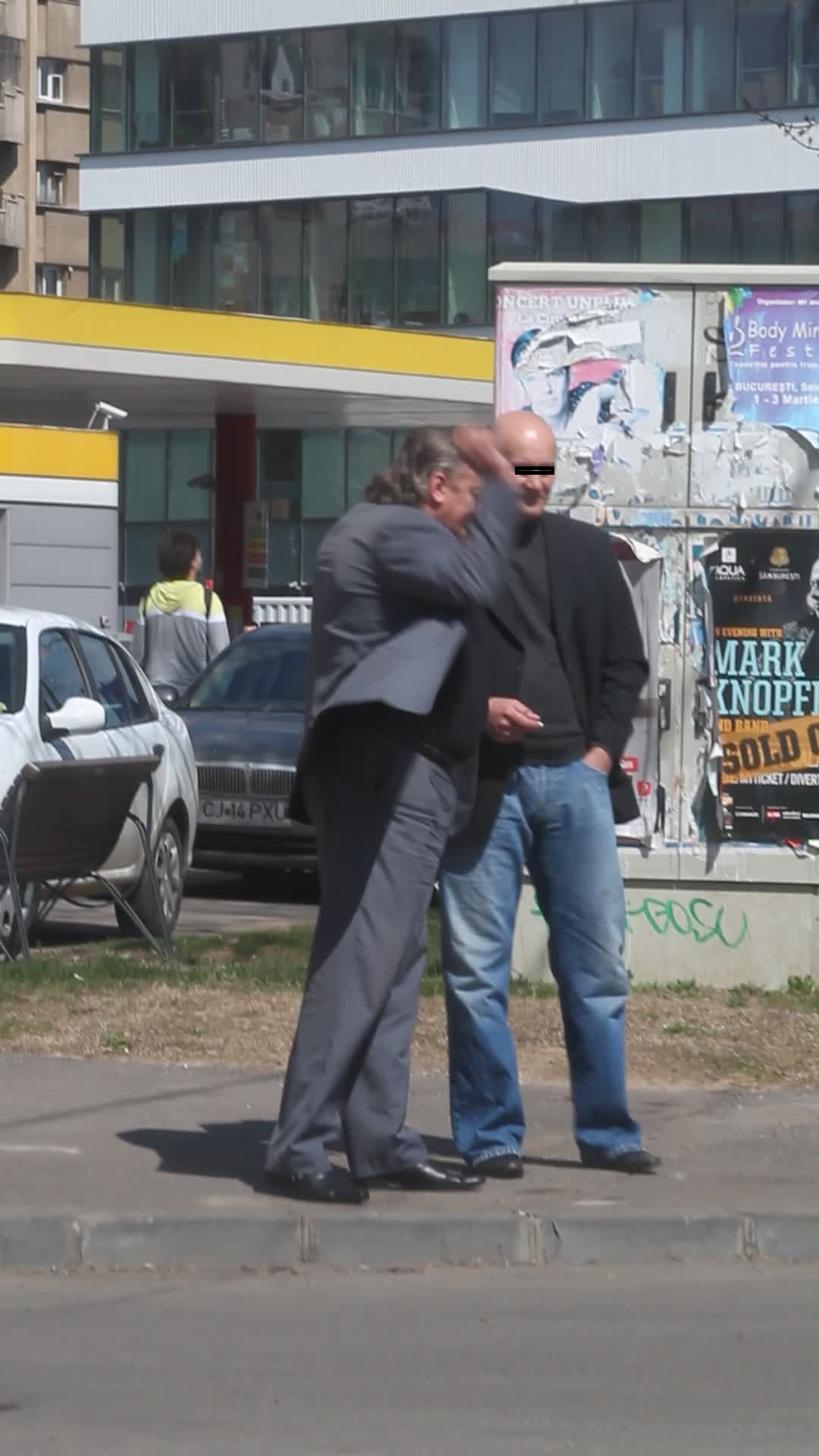 Danut isi iese atat de tare din sarite, incat arunca tigara de pamant