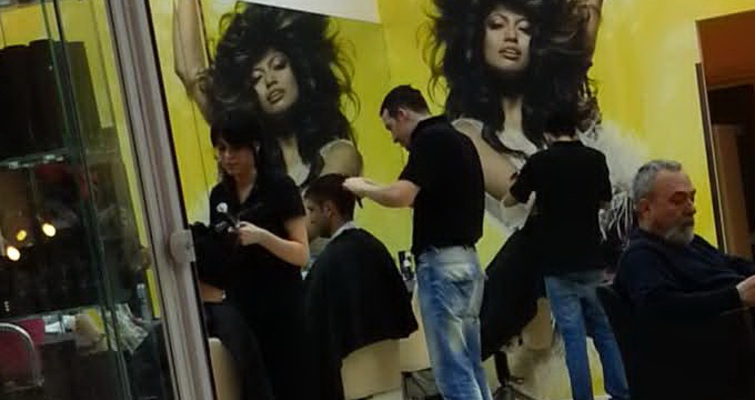 Desi sta prost cu banii, Andrei a dat doua milioane pentru a se tunde la un salon de fite