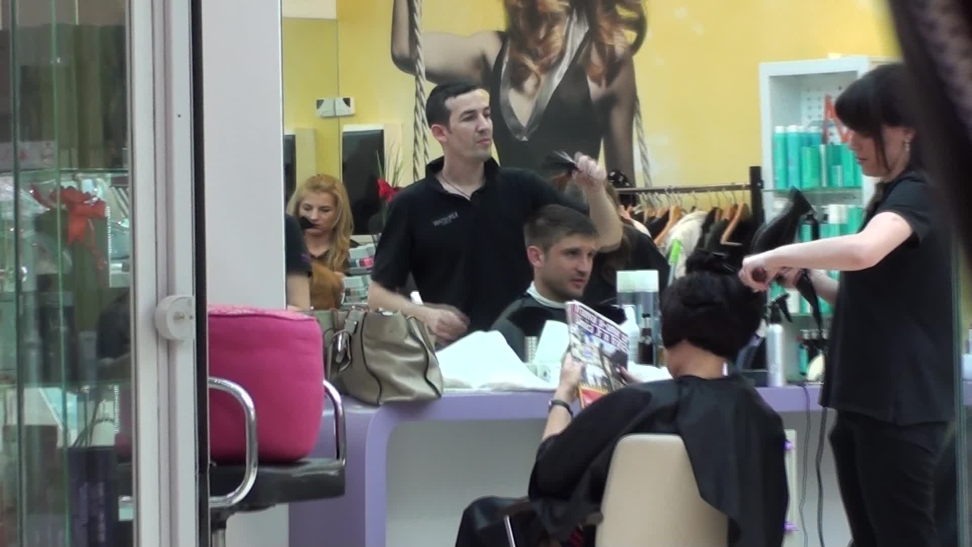 Andrei a tras cu ochiul la vecina de pe scaunul alaturat, care citea revista CIAO