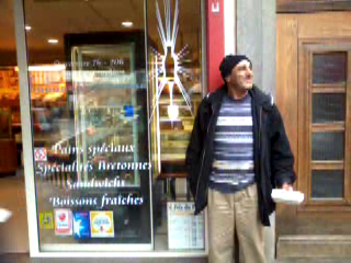 In Franta, Marin a cersit in fata magazinelor, in gari si la coltul strazii