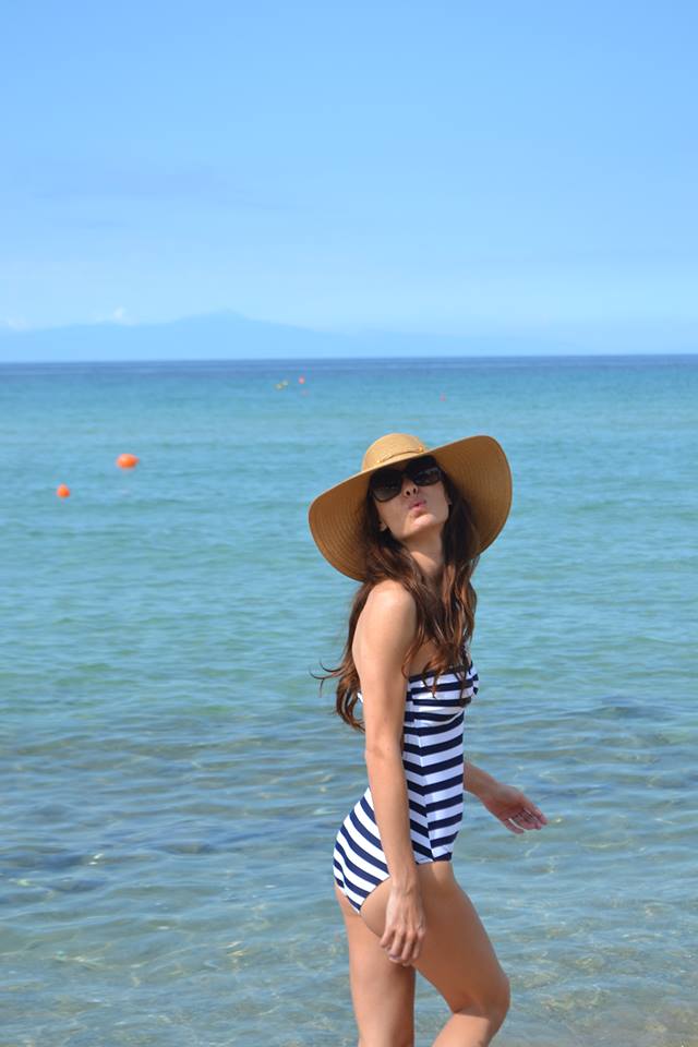 Proaspata sotie si-a scos costumele de baie si a iesit imediat pe plaja