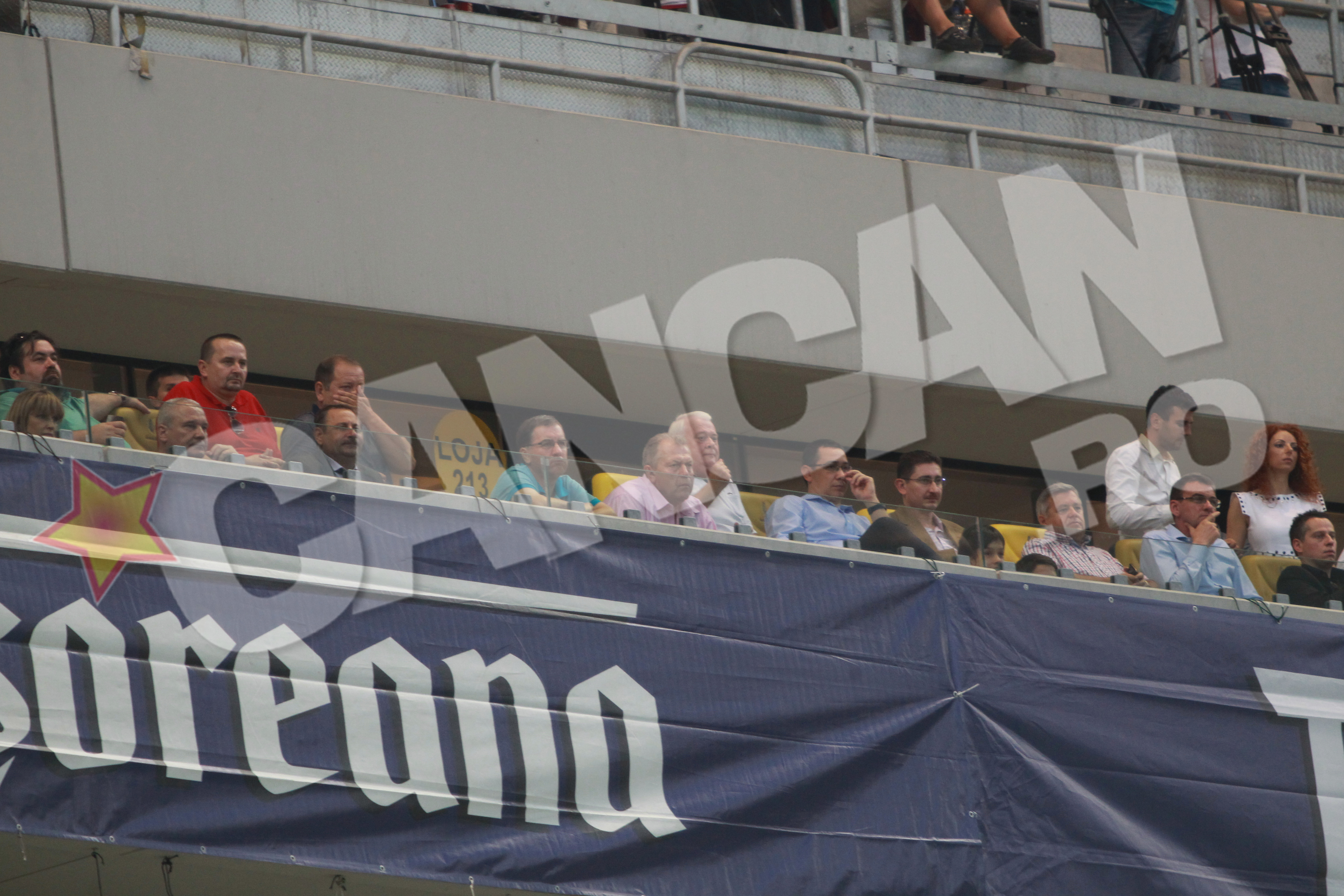 Premierul Victor Ponta a urmarit meciul alaturi de Argaseala si Duckadam