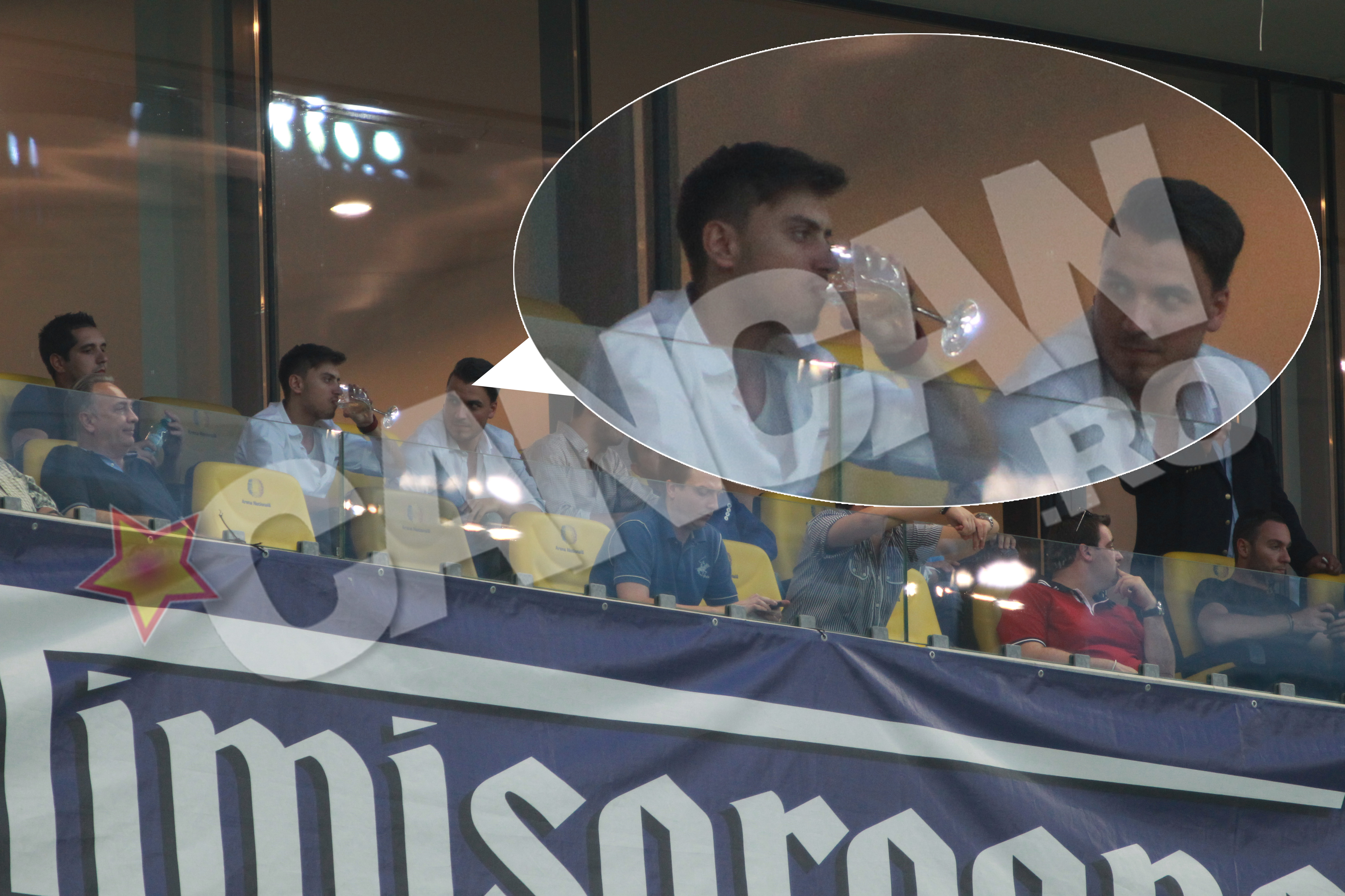 Iubitul fetei lui Meme a preferat sa goleasca paharul de vin in tribune