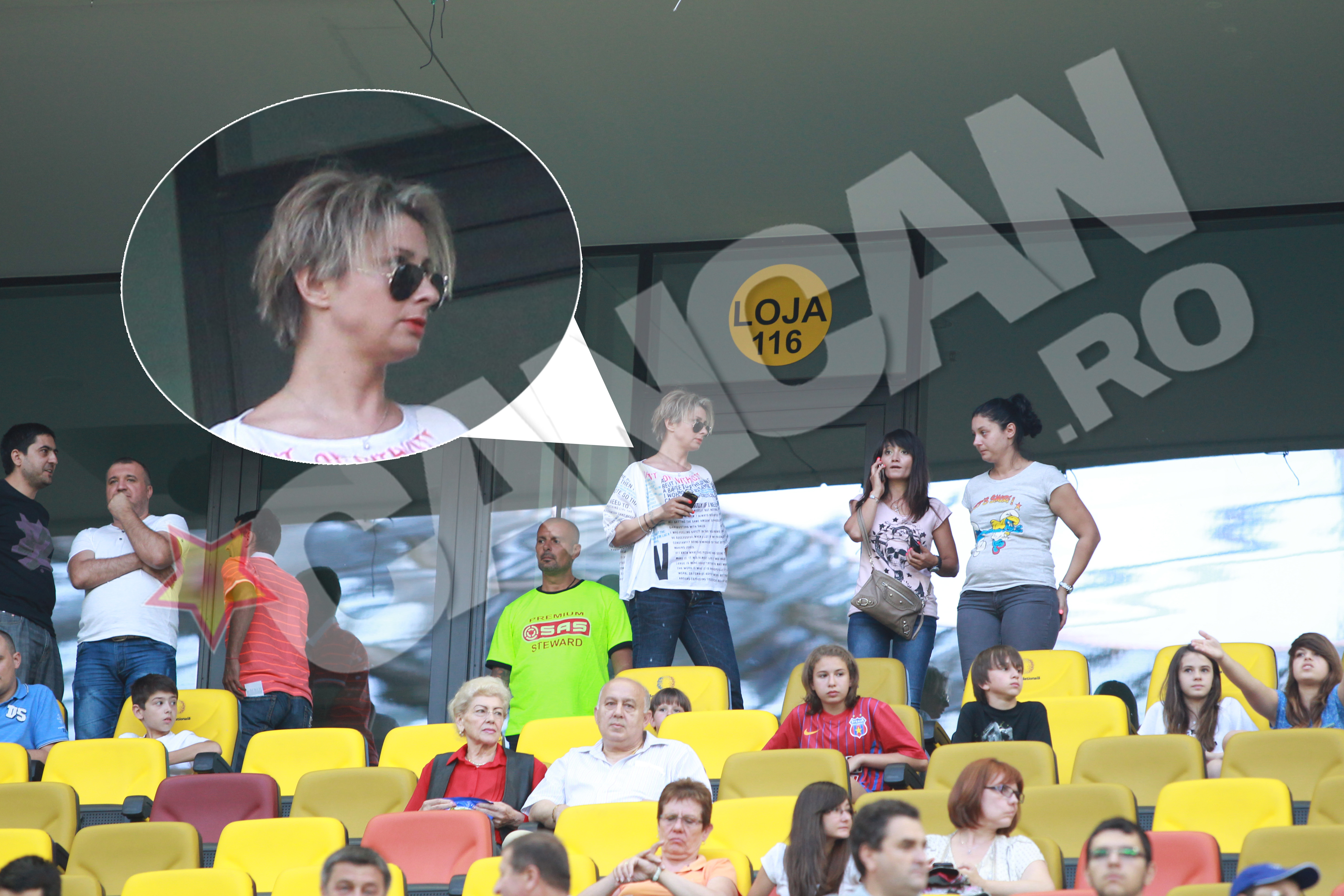 Un look mai putin cunoscut al sotiei lui Reghe: blonda si-a intins parul si a purtat ochelari