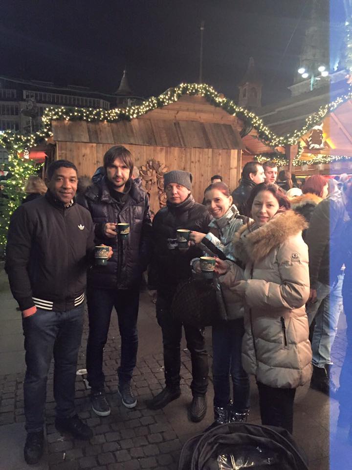 Dan Alexa si Boxi Olariu s-au destins cu un vin rosu fiert in tara lui Mos Craciun