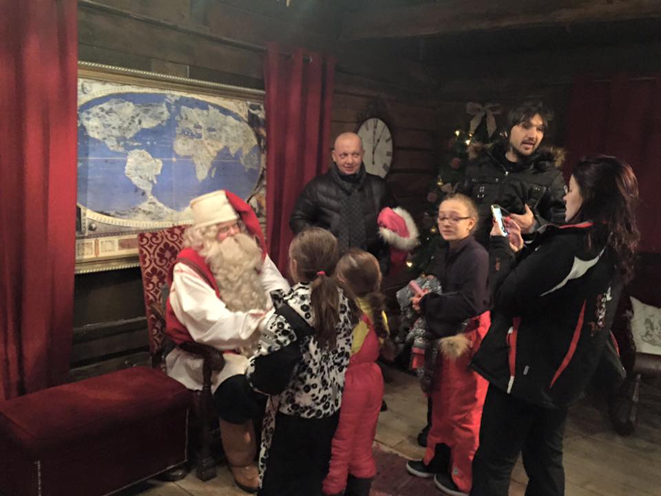 Mos Craciun le-a impartit cadouri copiilor in Laponia