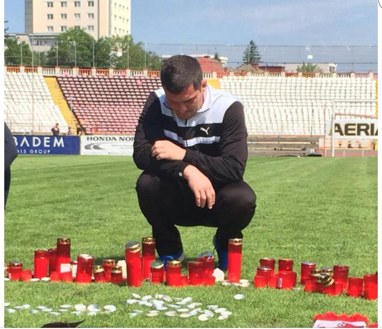 Fratele lui Cătălin Hîldan se roagă pe stadionul din Ştefan cel Mare.