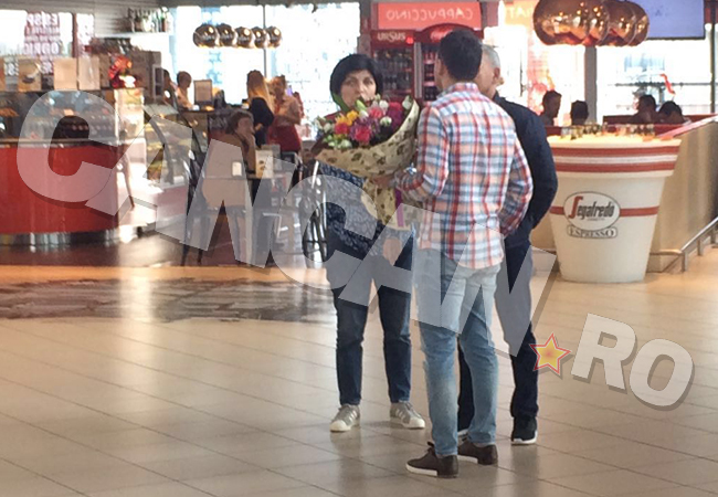 Părinţii Simonei Halep au aşteptat-o cu flori la aeroport.