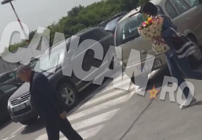 Părinţii Simonei Halep au aşteptat-o cu flori la aeroport.