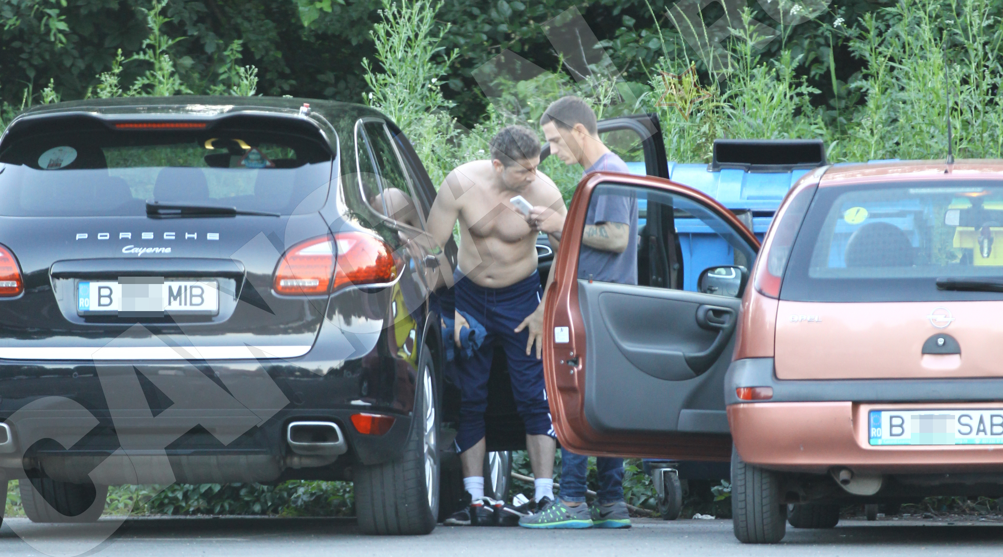 Mara conduce un Porsche Cayenne