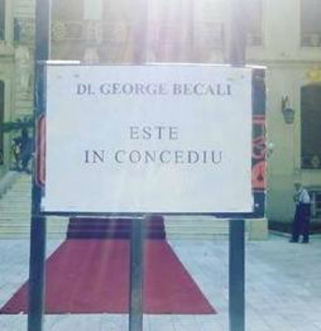 Acesta este afişul lipit pe poarta palatului lui Gigi Becali.