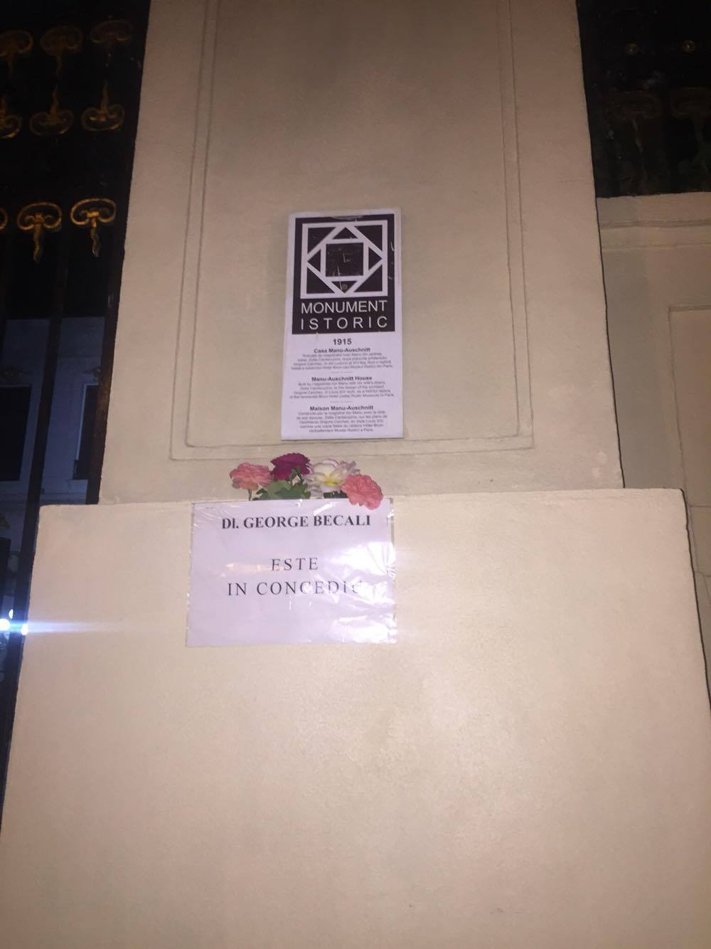 După afişul pus de Gigi Becali, că se află în concediu, între timp au apărut şi nişte flori.