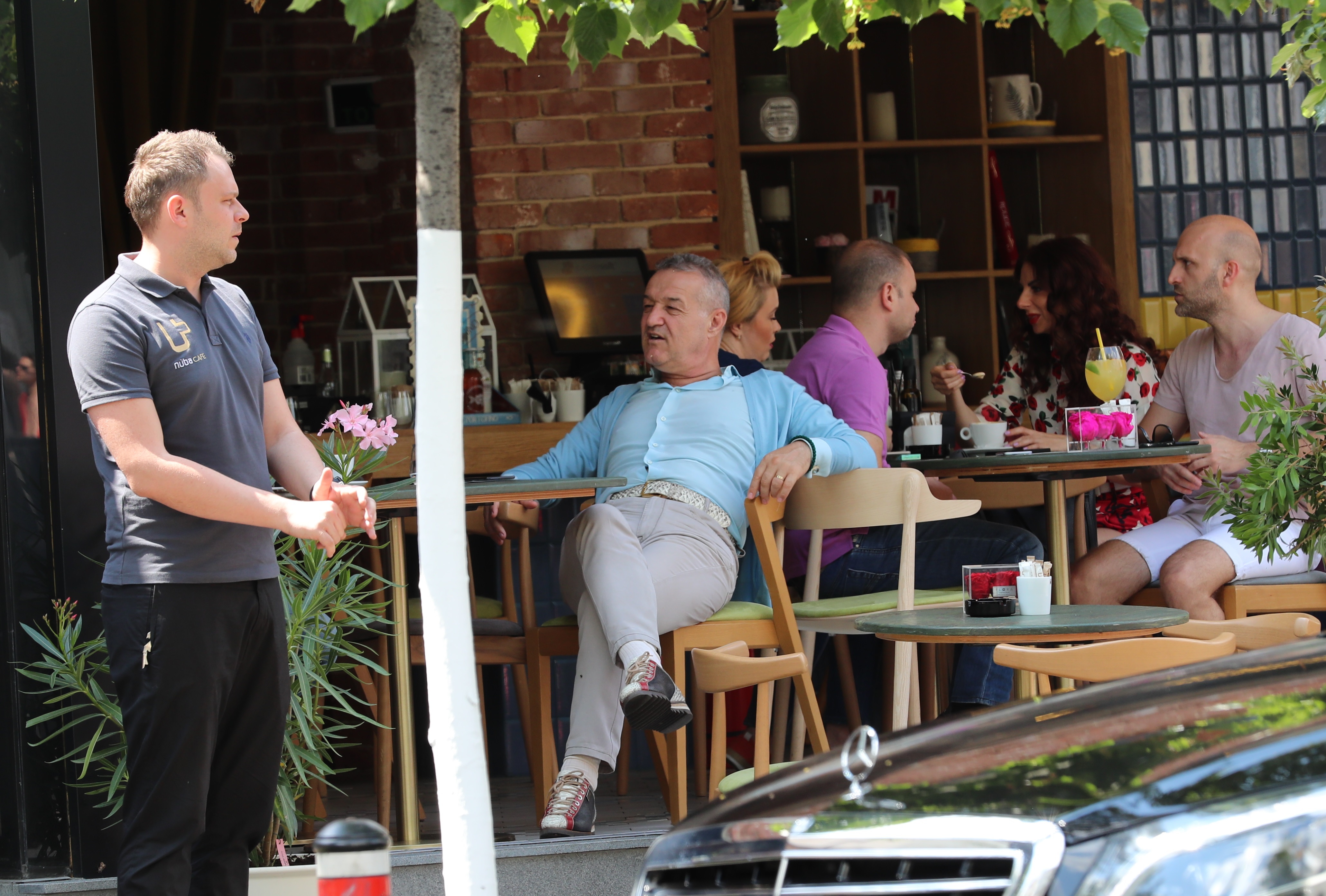 Gigi Becali preferă vara tinute lejere, în nuanţe deschise