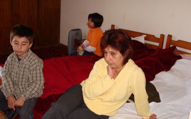 Mihaela, Ingrid si Roberto locuiesc pe unde apucă